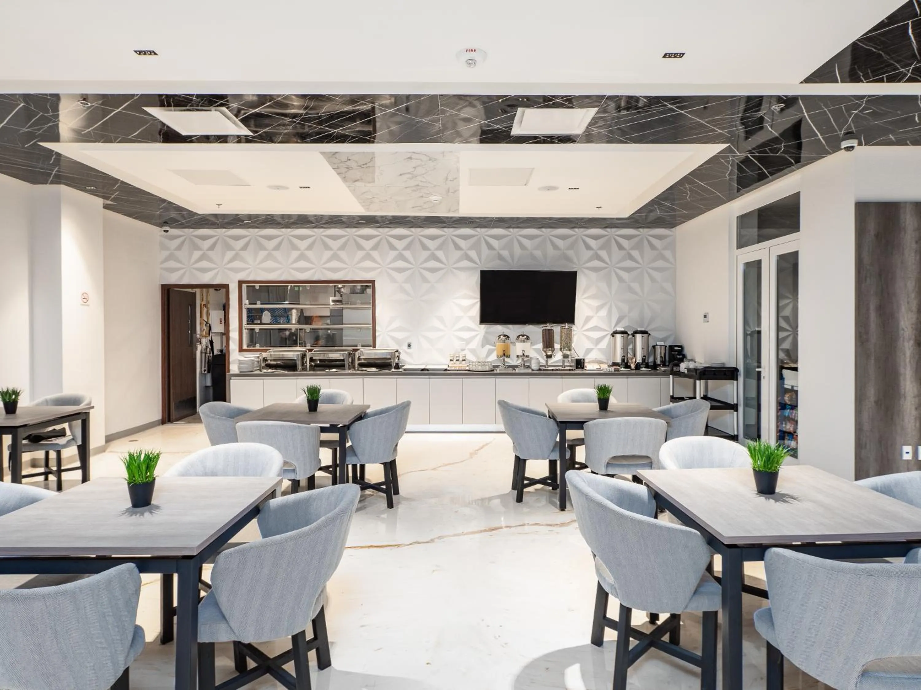 Dining area in Hotel Mesaluna Short & Long Stay