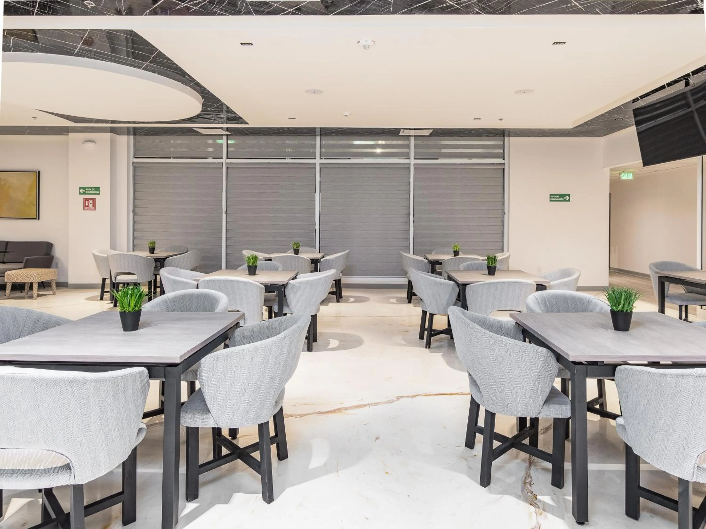 Dining area in Hotel Mesaluna Short & Long Stay