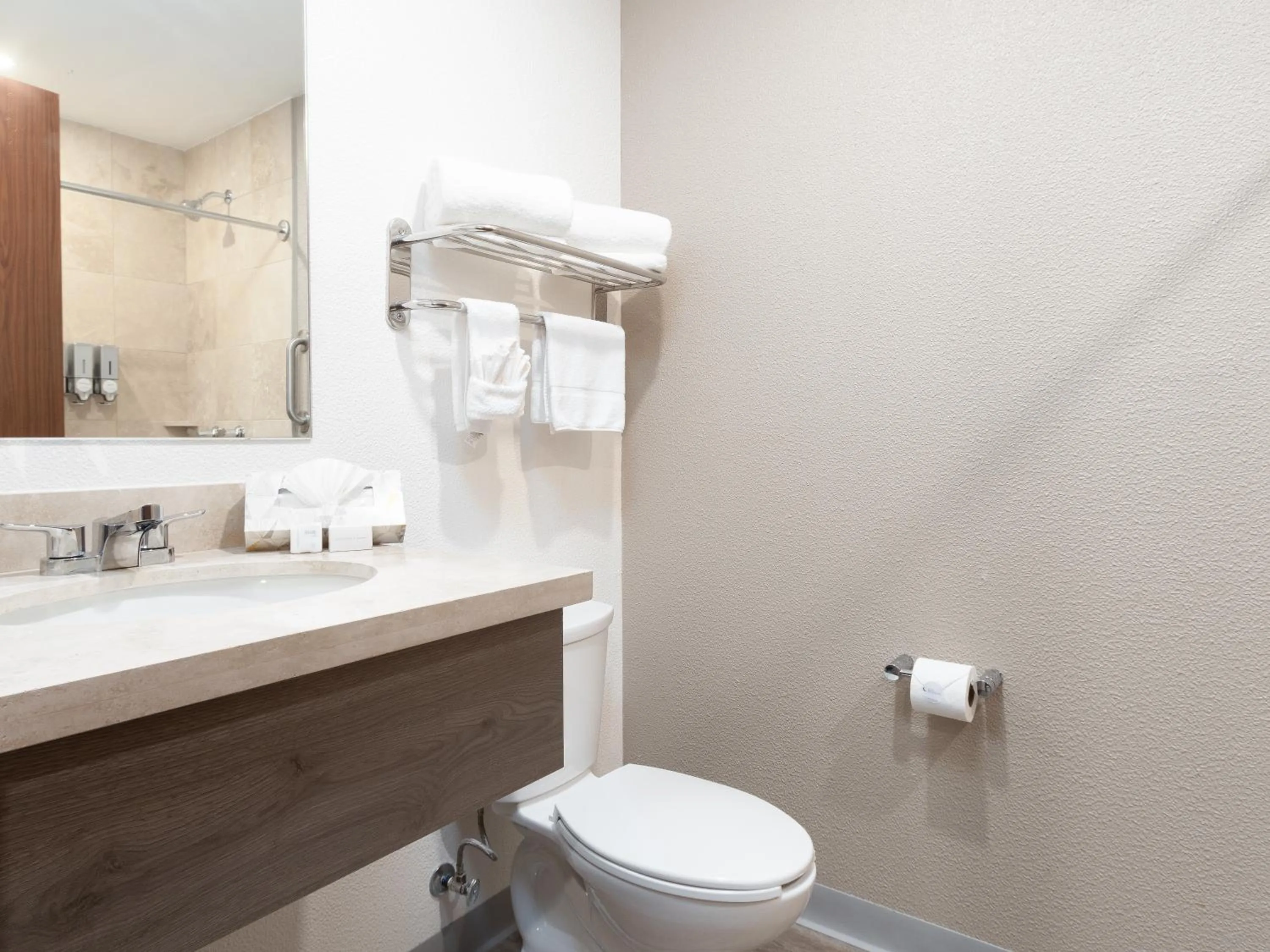 Bathroom in Hotel Mesaluna Short & Long Stay