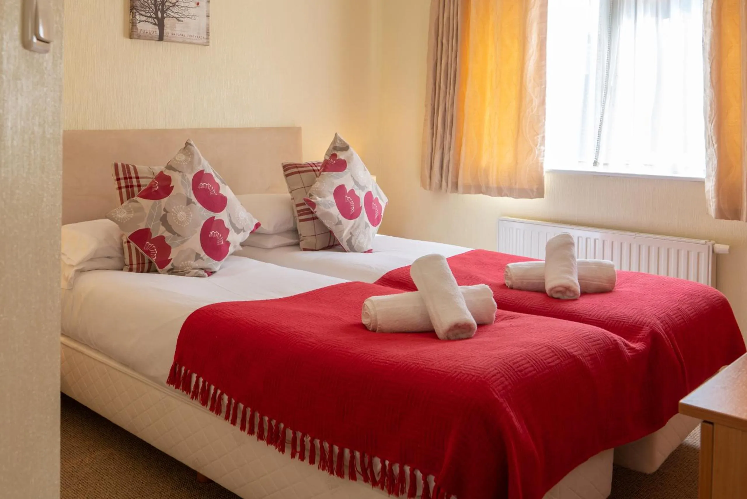 Bedroom, Bed in 4 Meadow View Lodge - 2 Bed-sleeps 4-TJS4MV