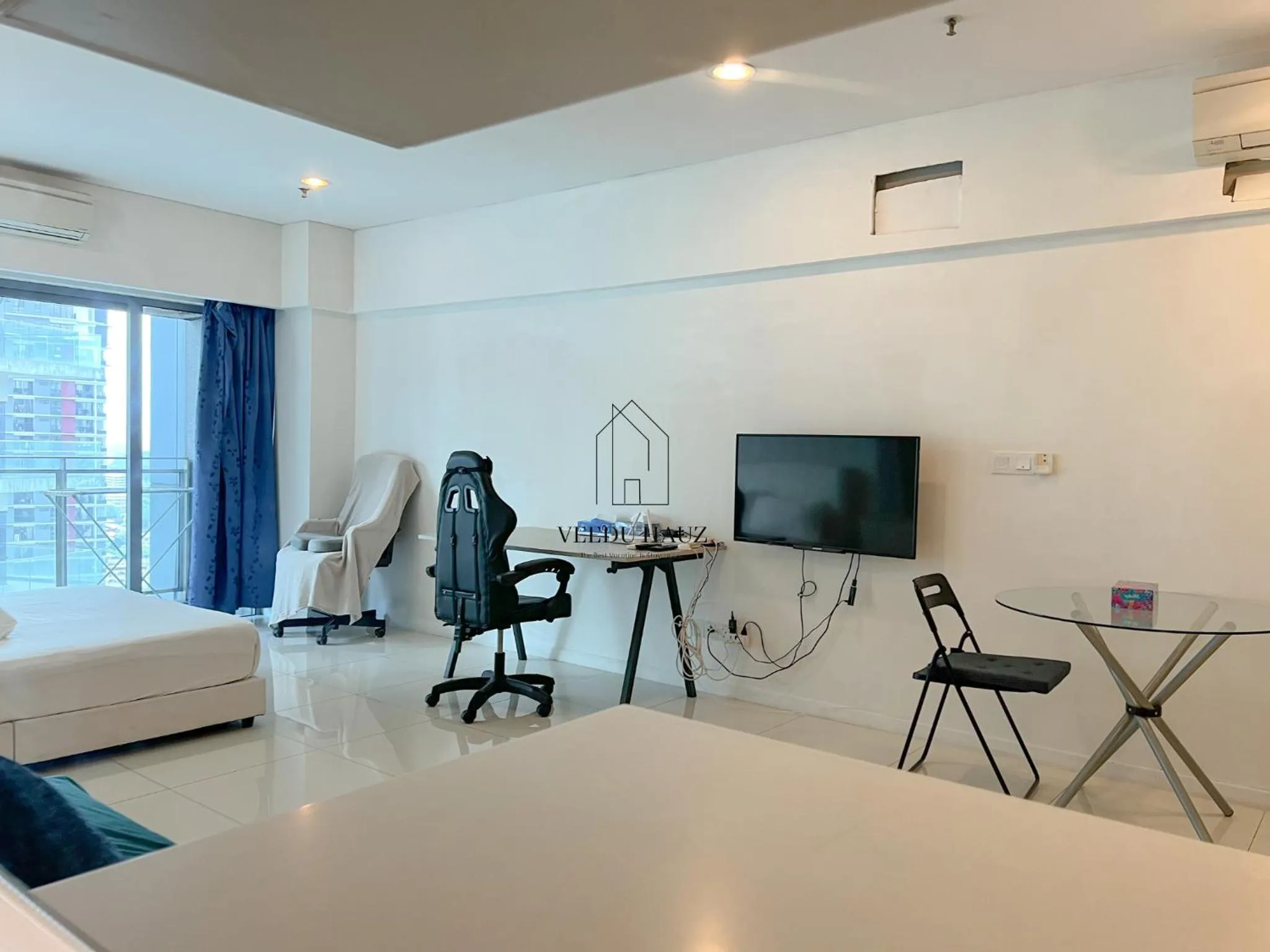 Living room, Bed in Mercu Summer Suites KLCC by Veedu Hauz