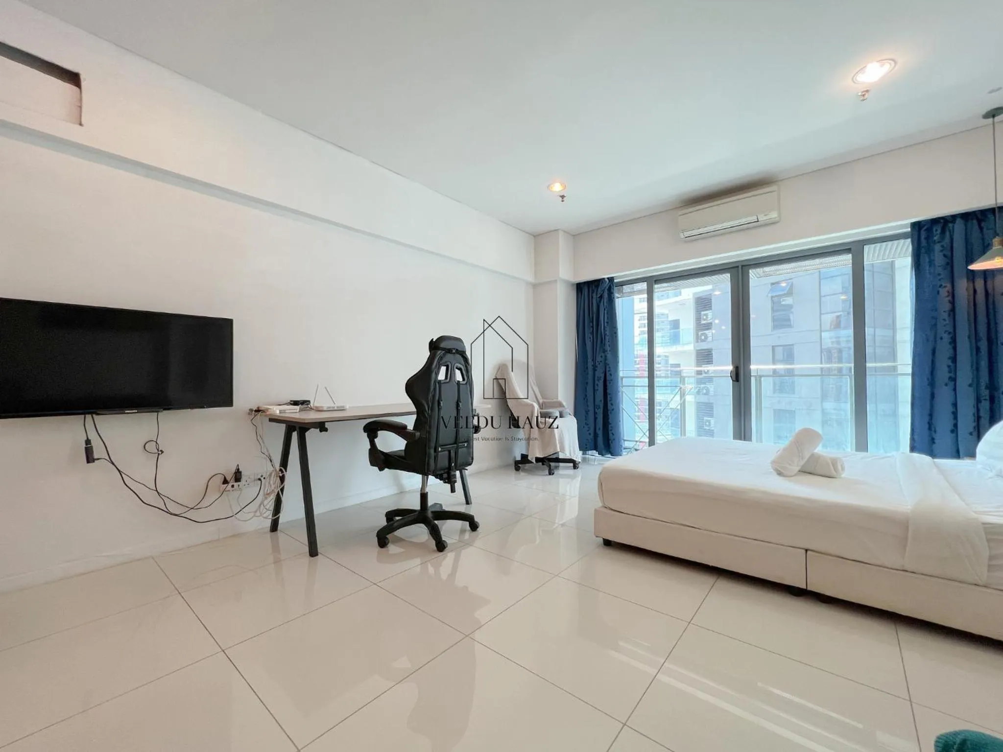 Living room, Bed in Mercu Summer Suites KLCC by Veedu Hauz