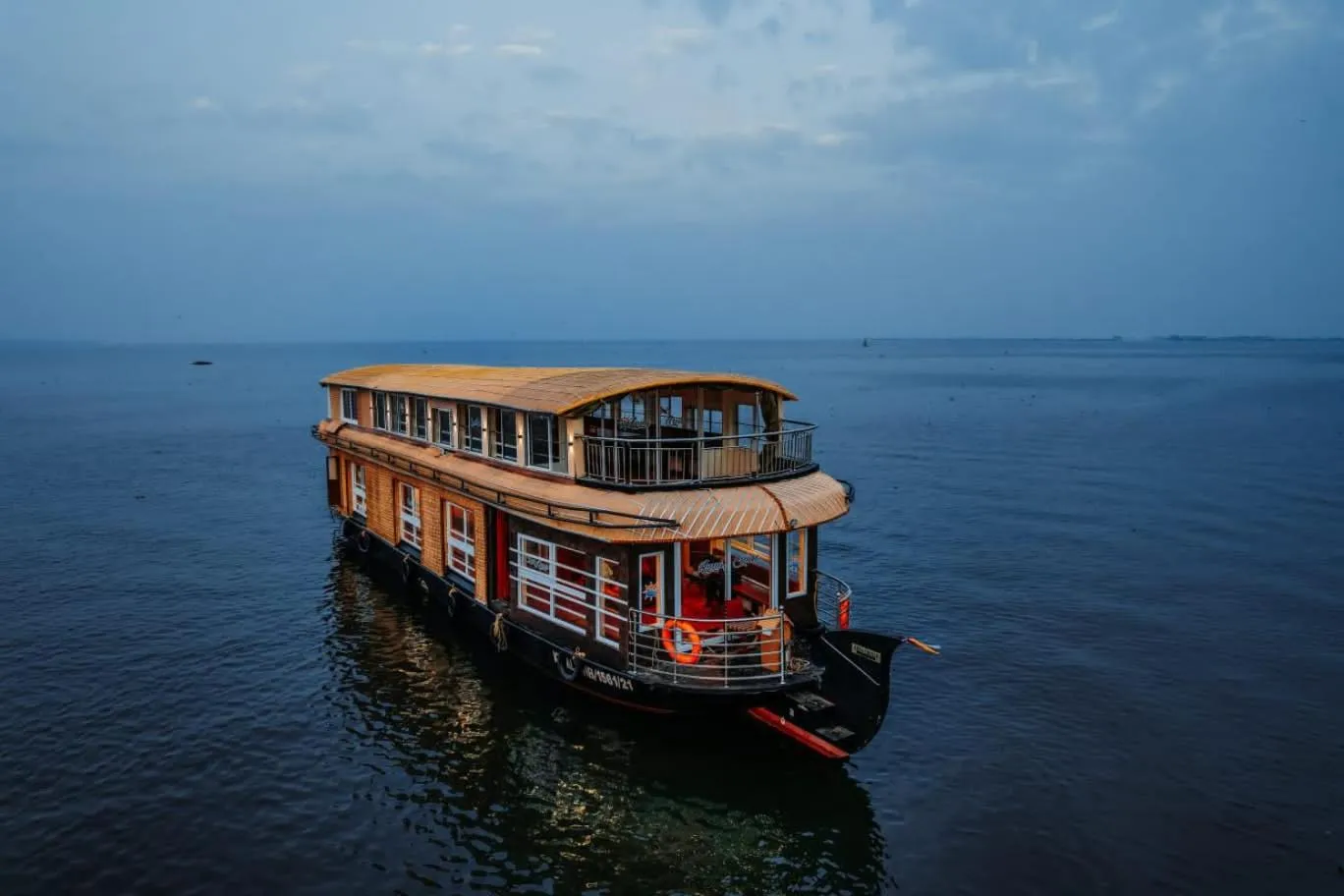 Property building in Honeymoon Houseboat