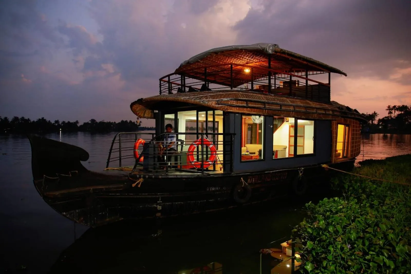 Lake view in Honeymoon Houseboat