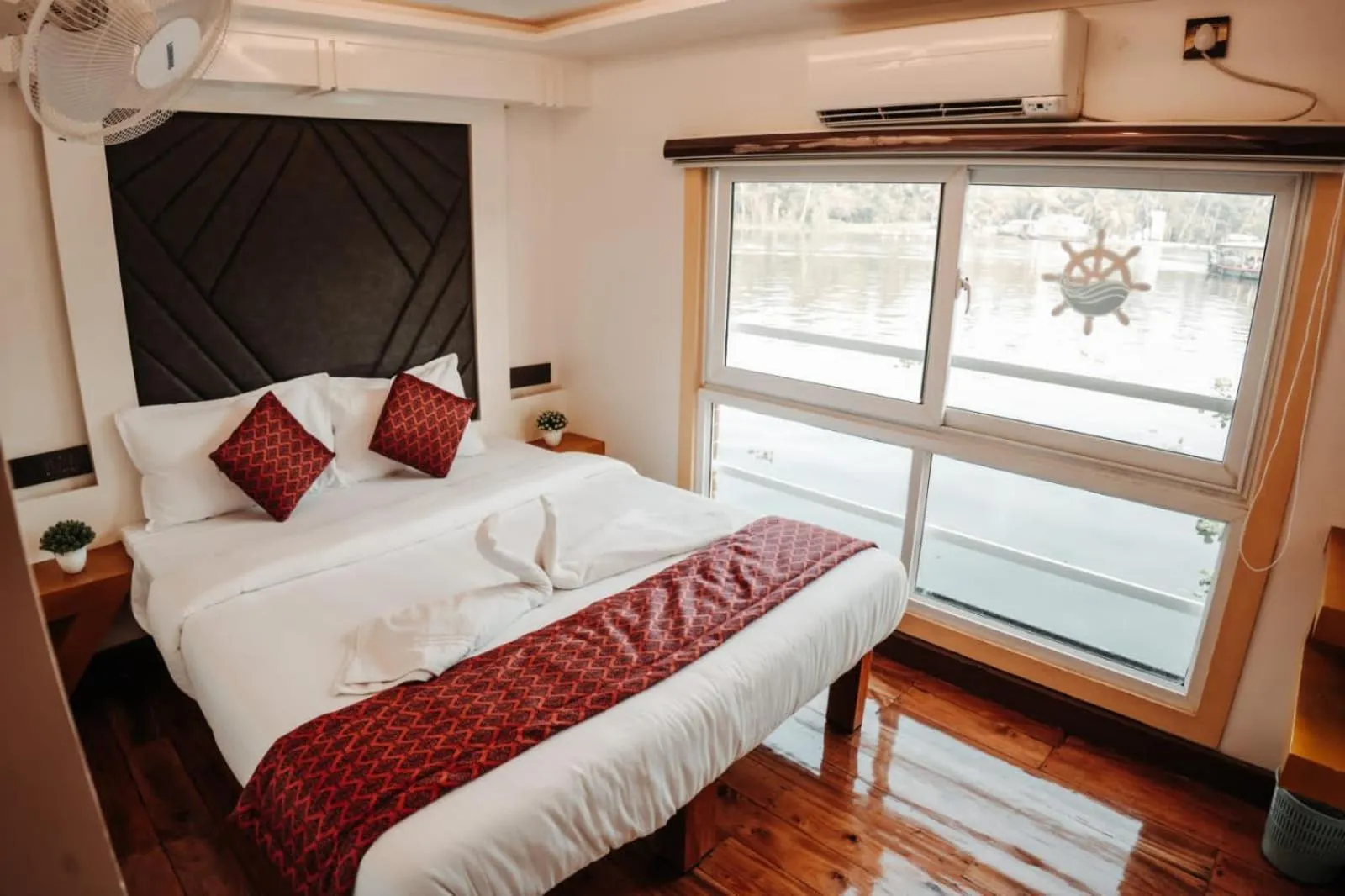 Bed in Honeymoon Houseboat