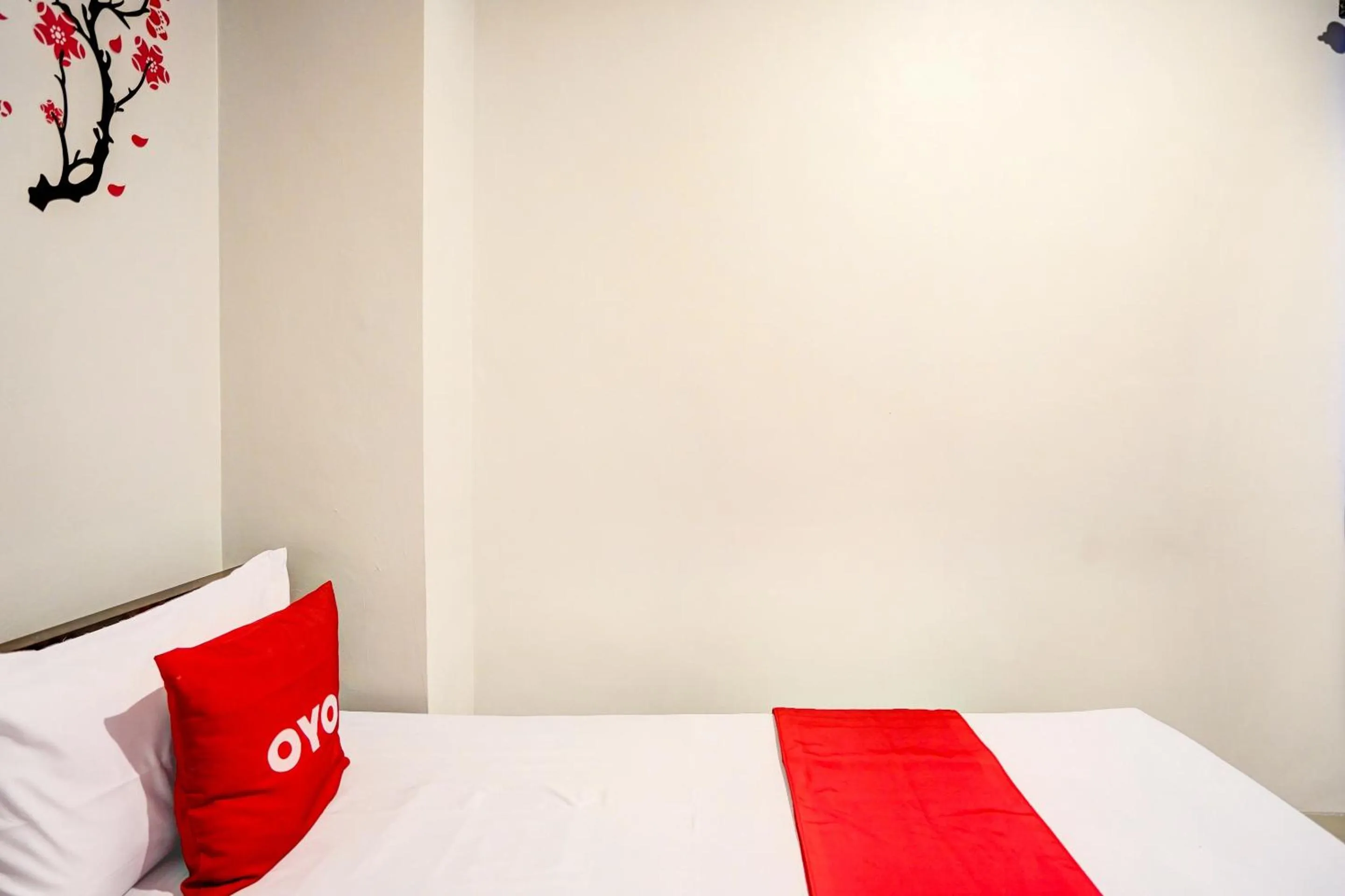Bedroom in Super OYO Capital O 92506 K1 Residence Gedangan