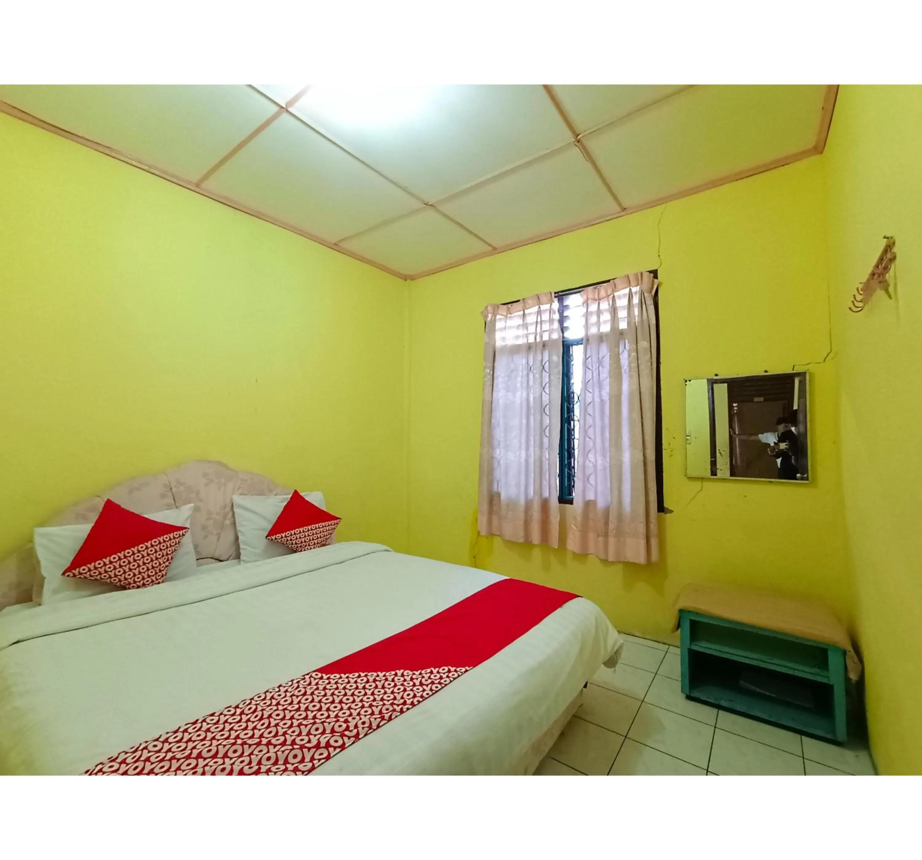 Bedroom, Bed in Hotel O Penginapan & Villa Sirait