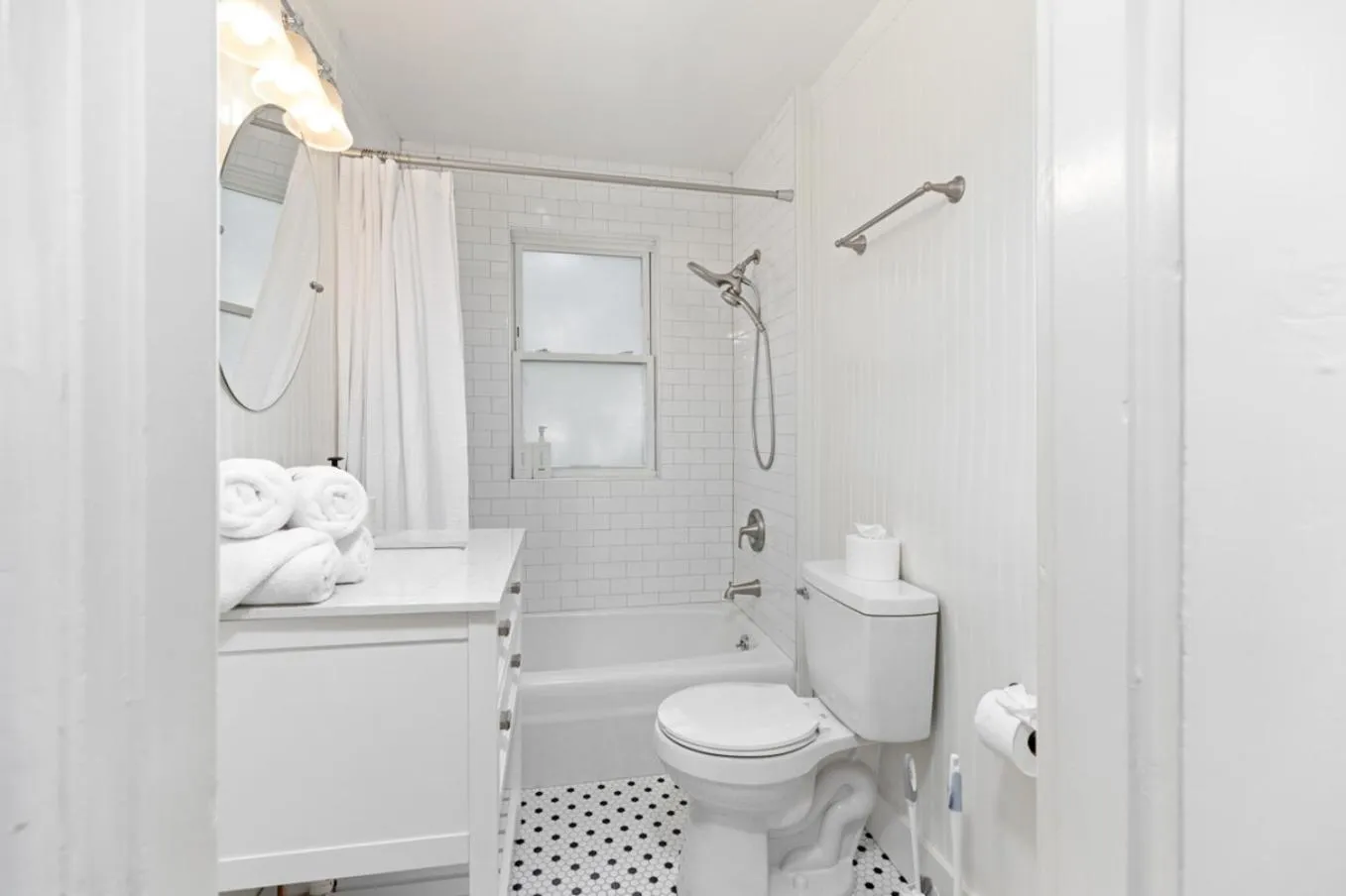 Cheerful 3 Bedroom Home, Walk To Uvastadium