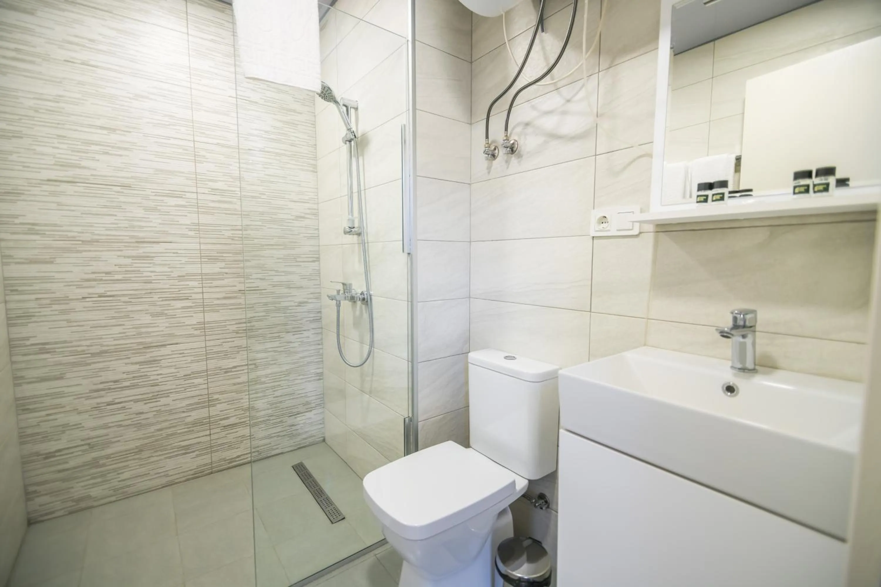 Shower in Green Side Apart Hotel