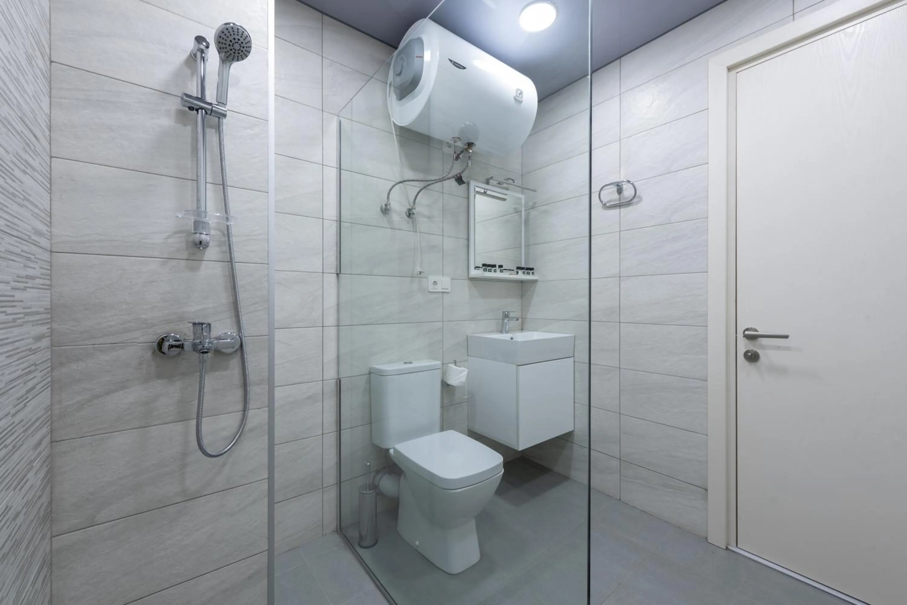 Shower in Green Side Apart Hotel