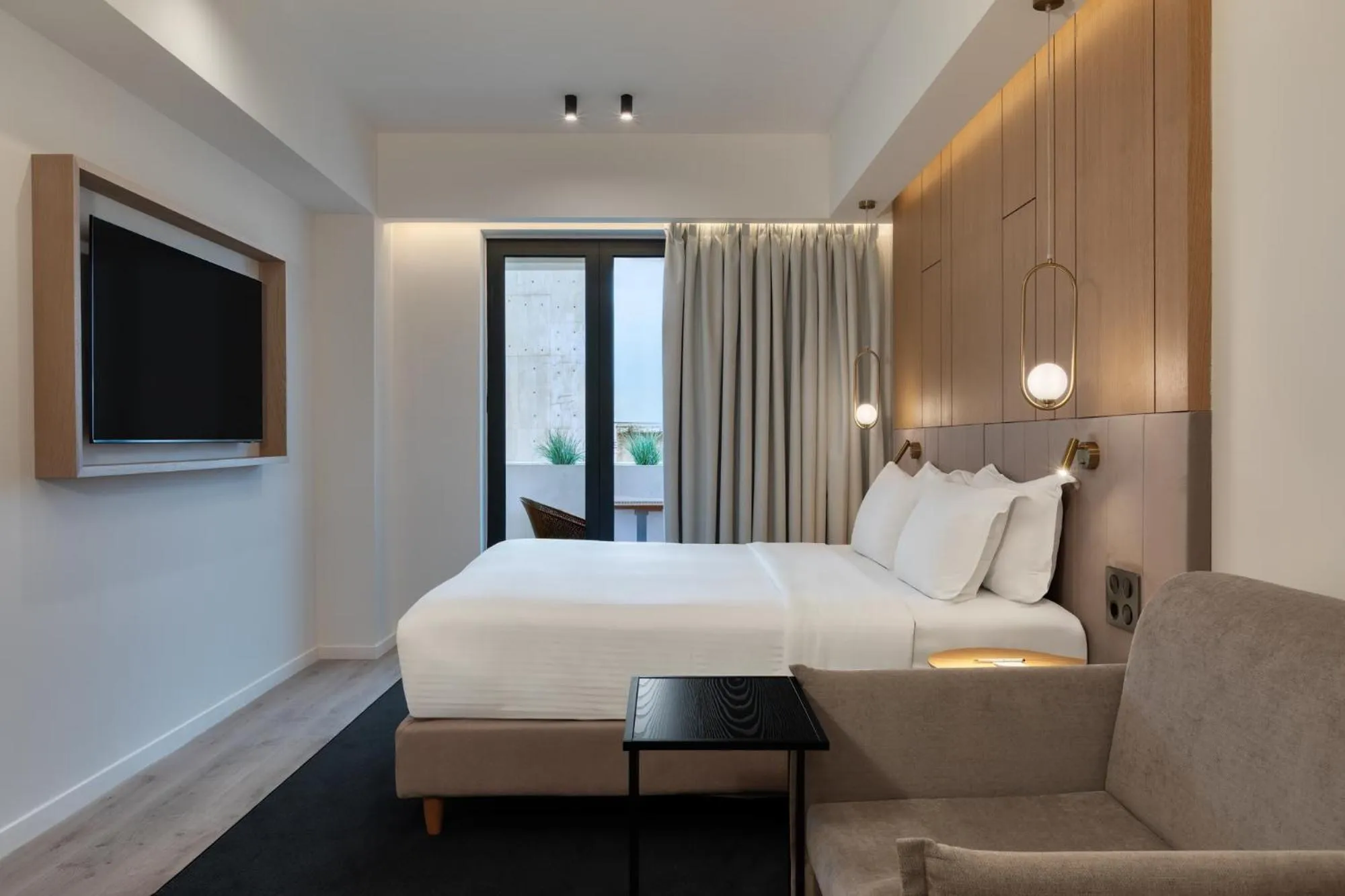 Photo of the whole room, Bed in Hilton Garden Inn Athens Syggrou Avenue