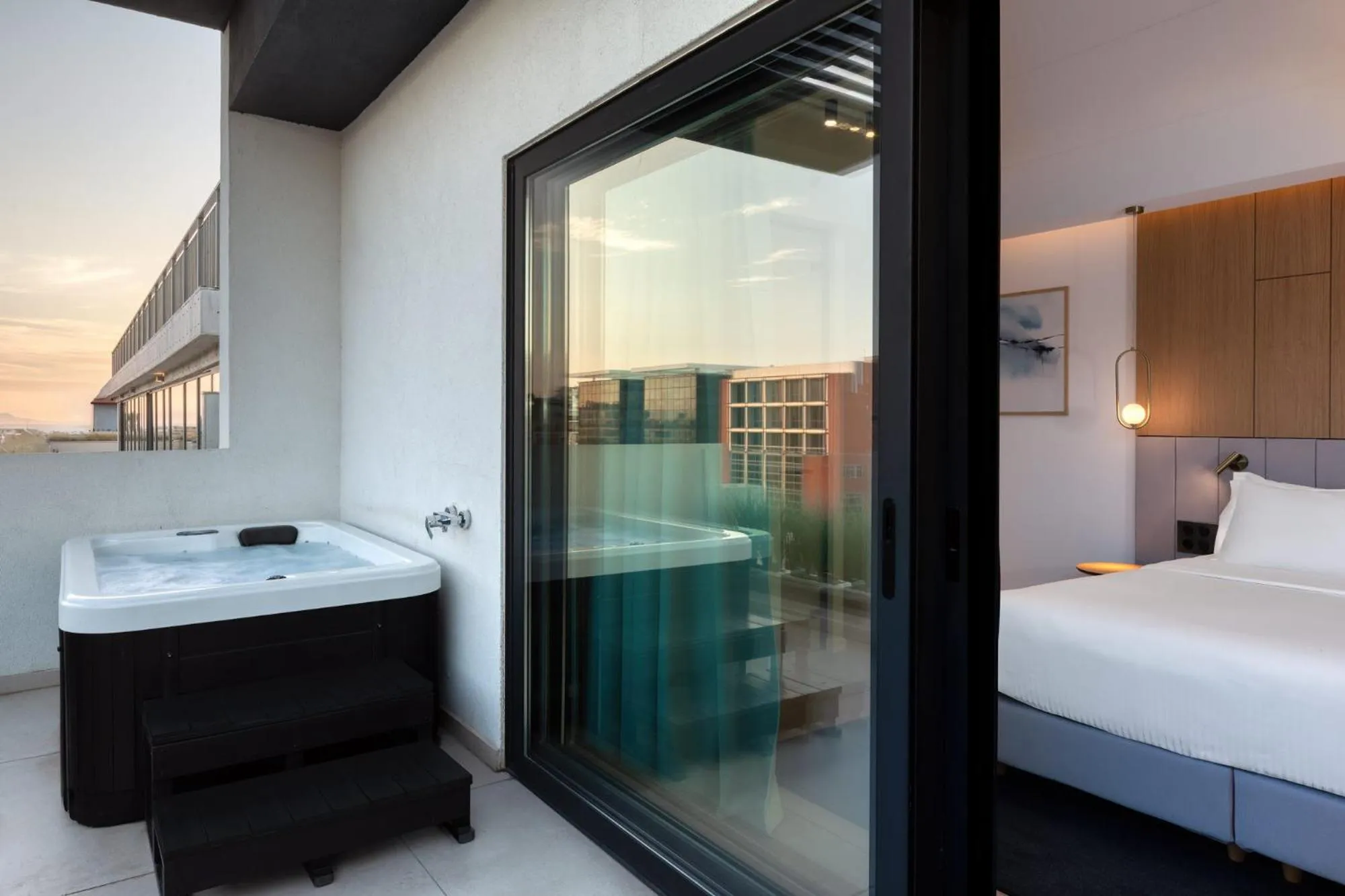 Hot Tub, Bed in Hilton Garden Inn Athens Syggrou Avenue