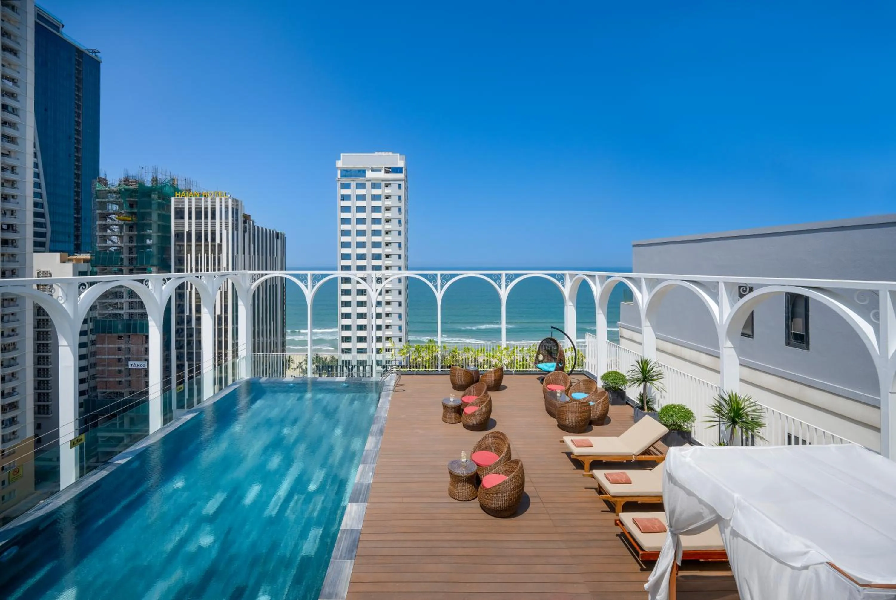 Swimming pool in Golden Lotus Luxury Hotel Danang - Complimentary Daily Afternoon Tea