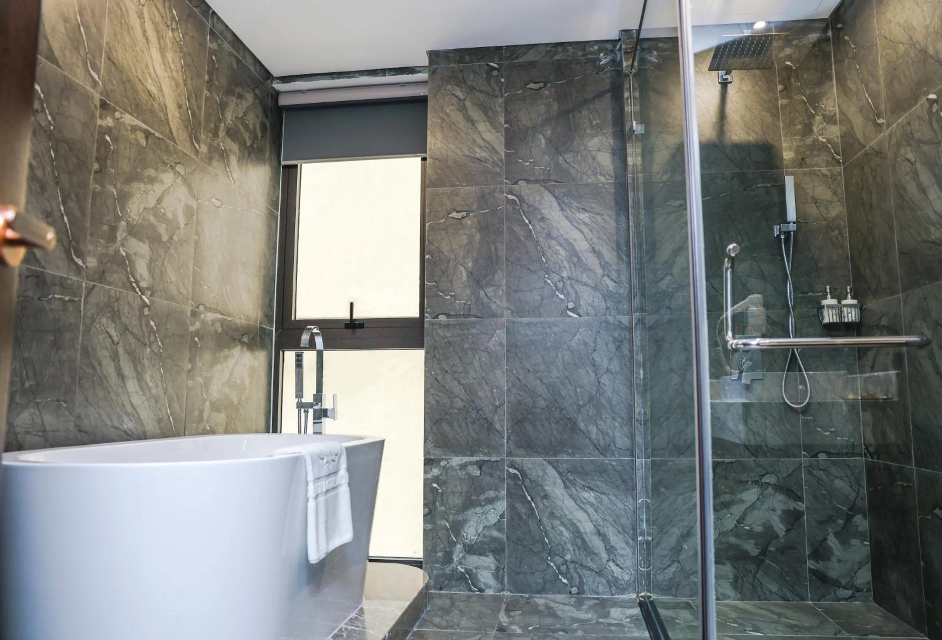 Bath in Golden Lotus Luxury Hotel Danang - Complimentary Daily Afternoon Tea