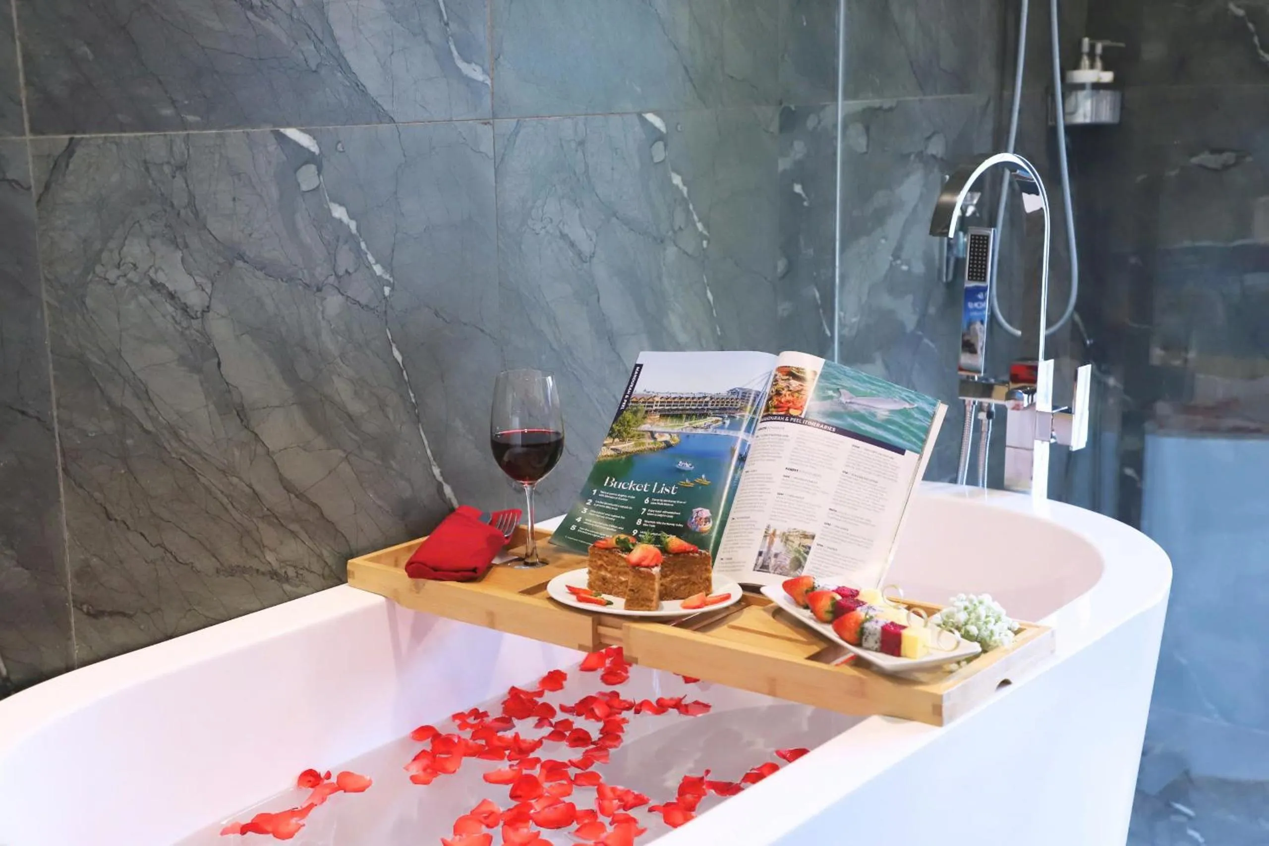 Bath in Golden Lotus Luxury Hotel Danang - Complimentary Daily Afternoon Tea