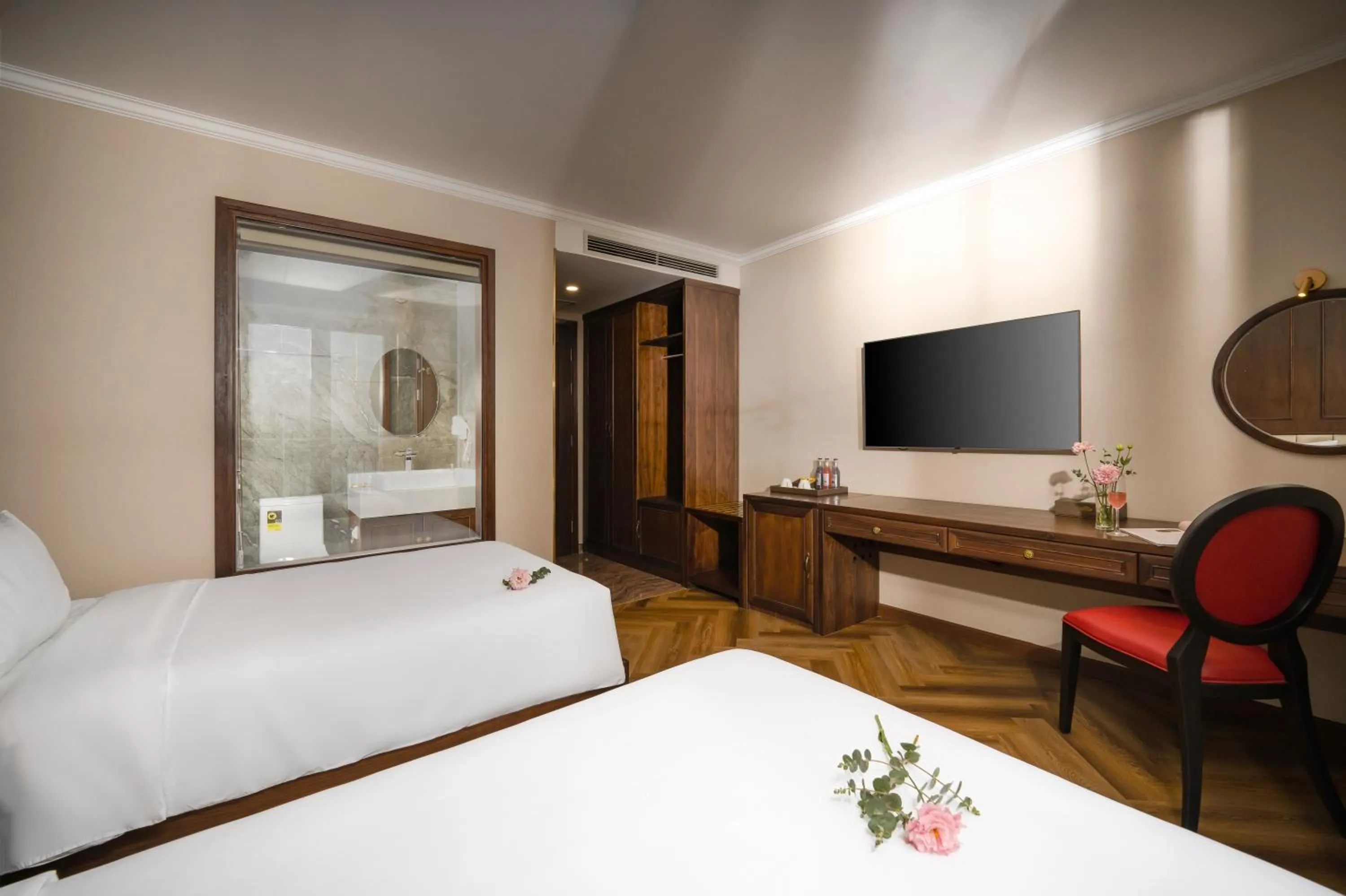 Bedroom, Bed in Golden Lotus Luxury Hotel Danang - Complimentary Daily Afternoon Tea