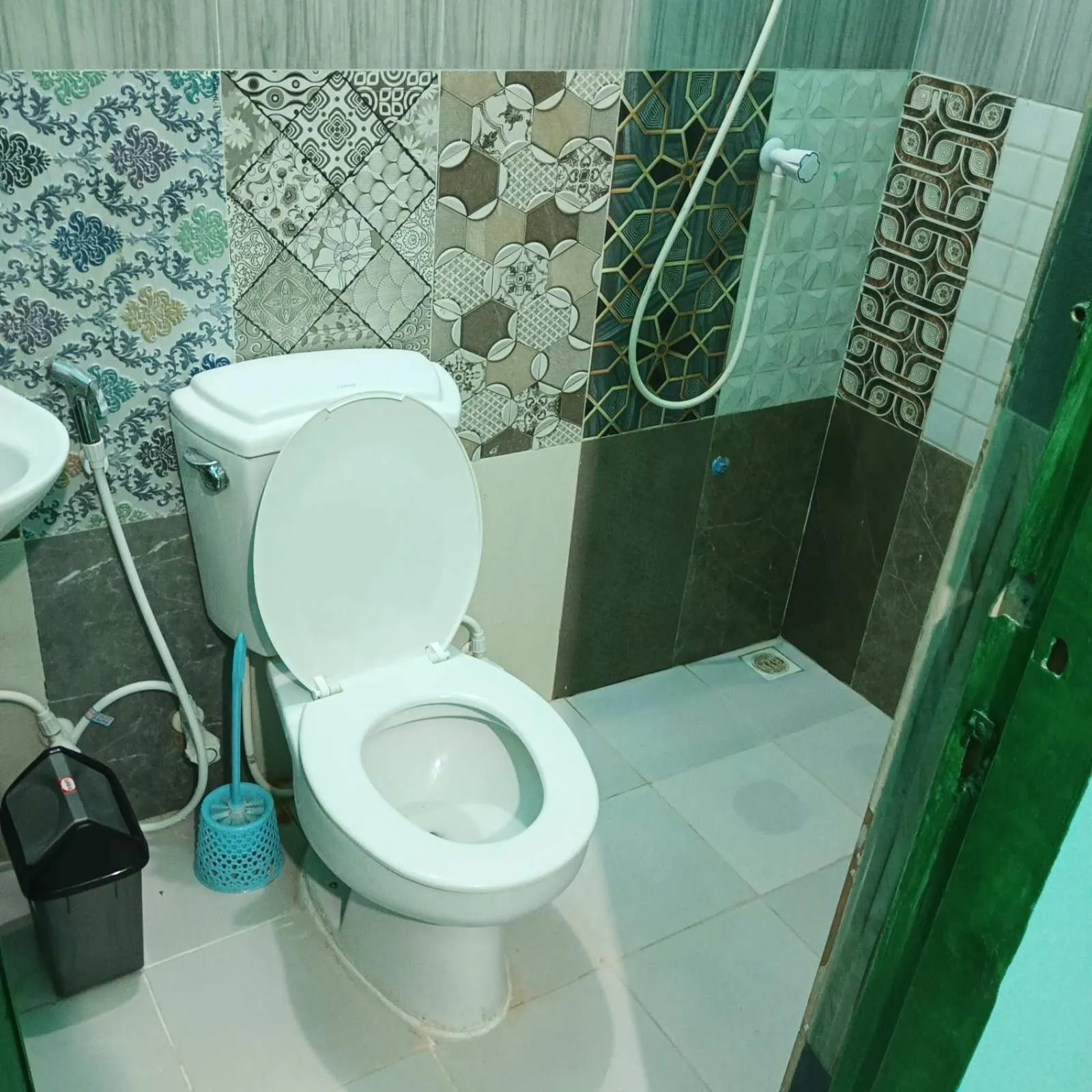 Shower in faTuur Inn