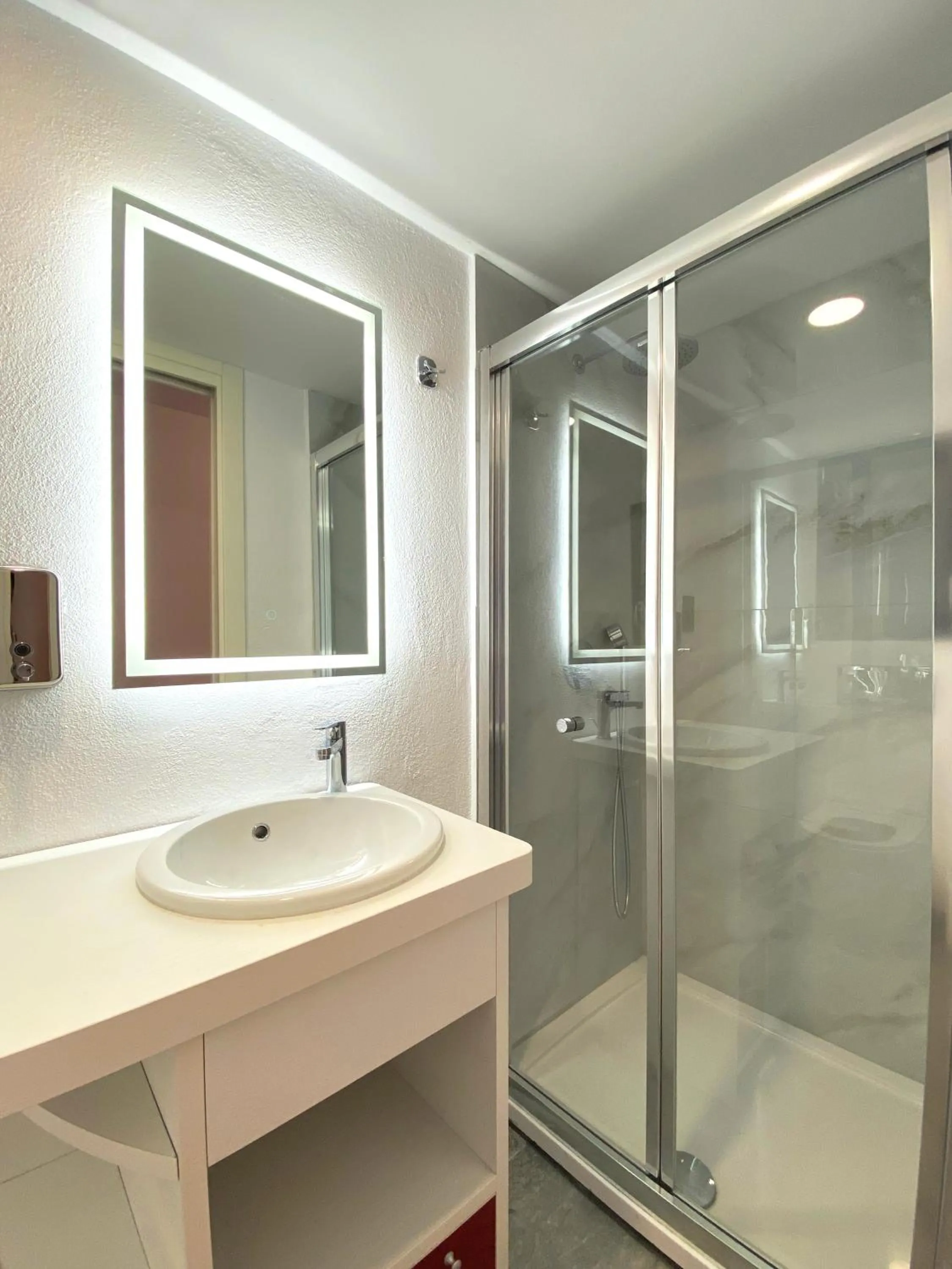 Shower in Citizen Suites