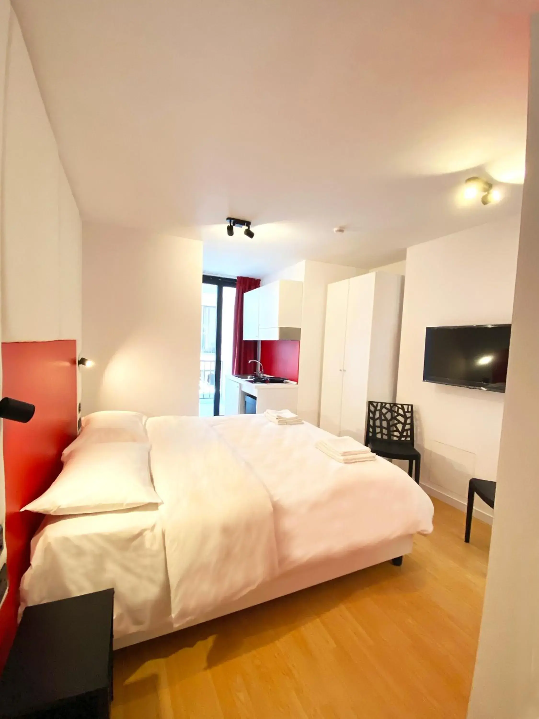 Deluxe King Studio - single occupancy in Citizen Suites Deluxe King Studio - single occupancy in Citizen Suites