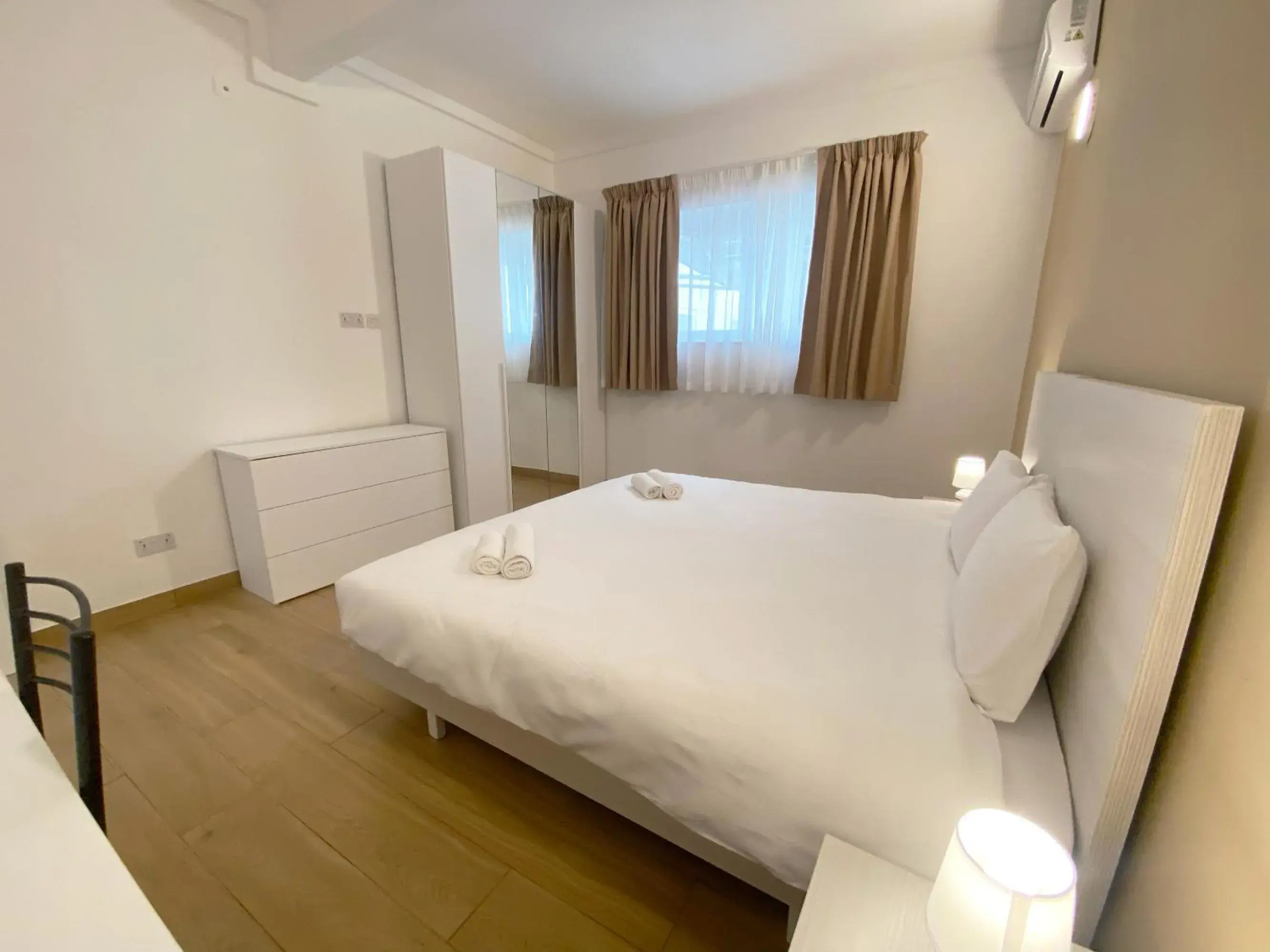 Large Double or Twin Room in Miami Apartments Large Double or Twin Room in Miami Apartments