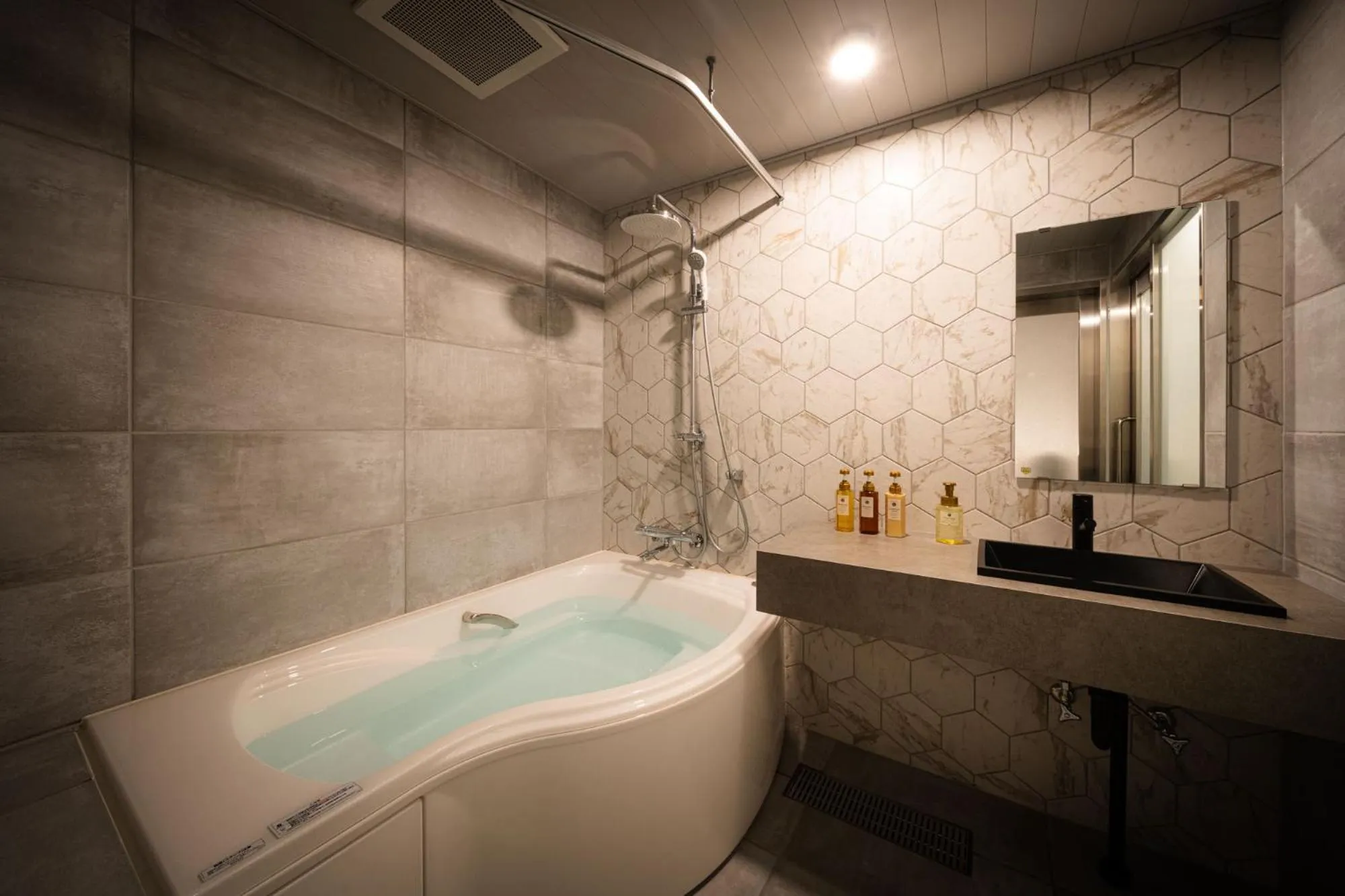 Shower in R Hotel Namba South