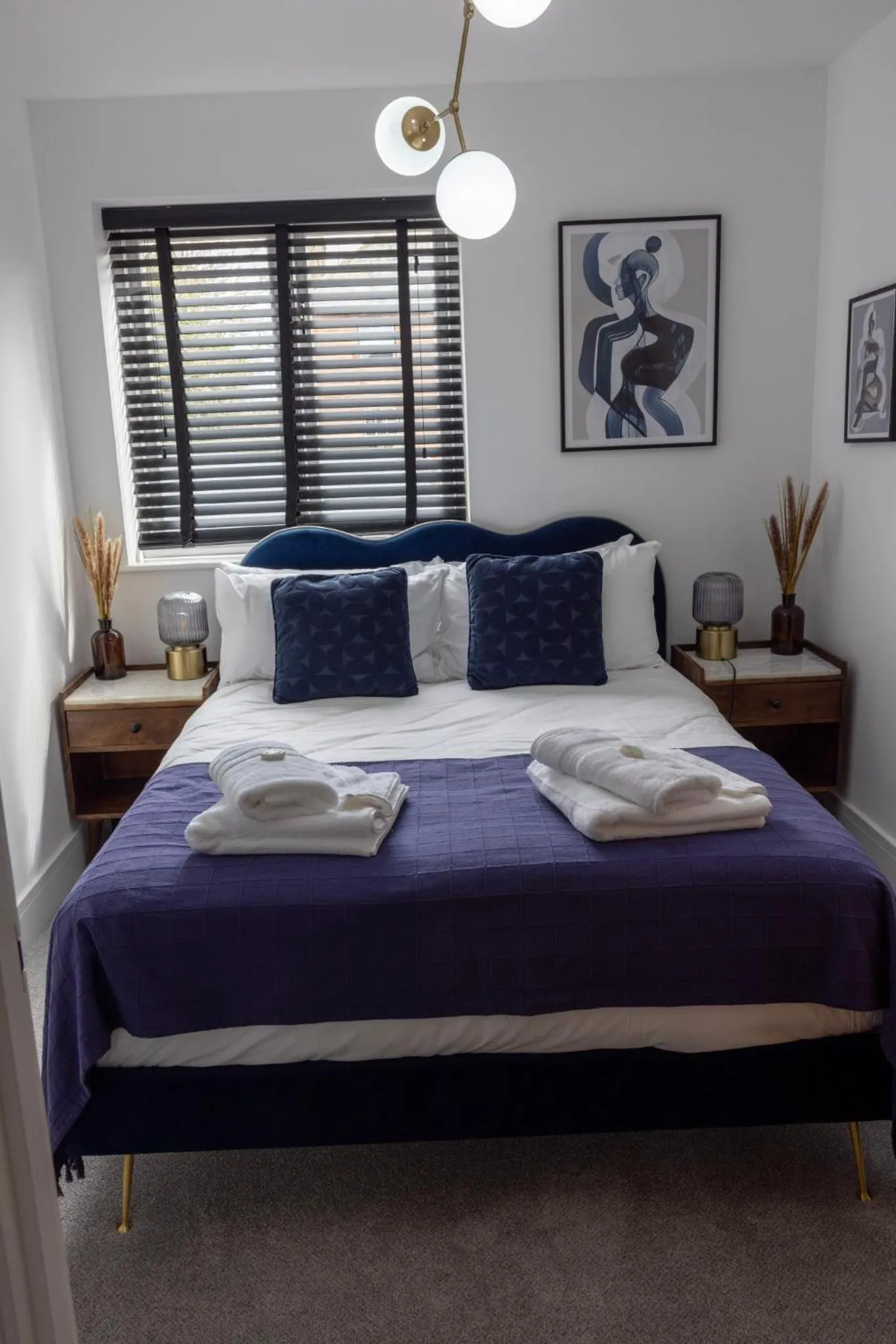 Bed in Charming 3-Bed House with 1 Parking space