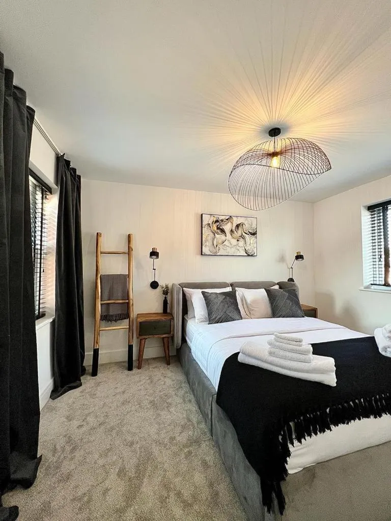 Bed in Charming 3-Bed House with 1 Parking space