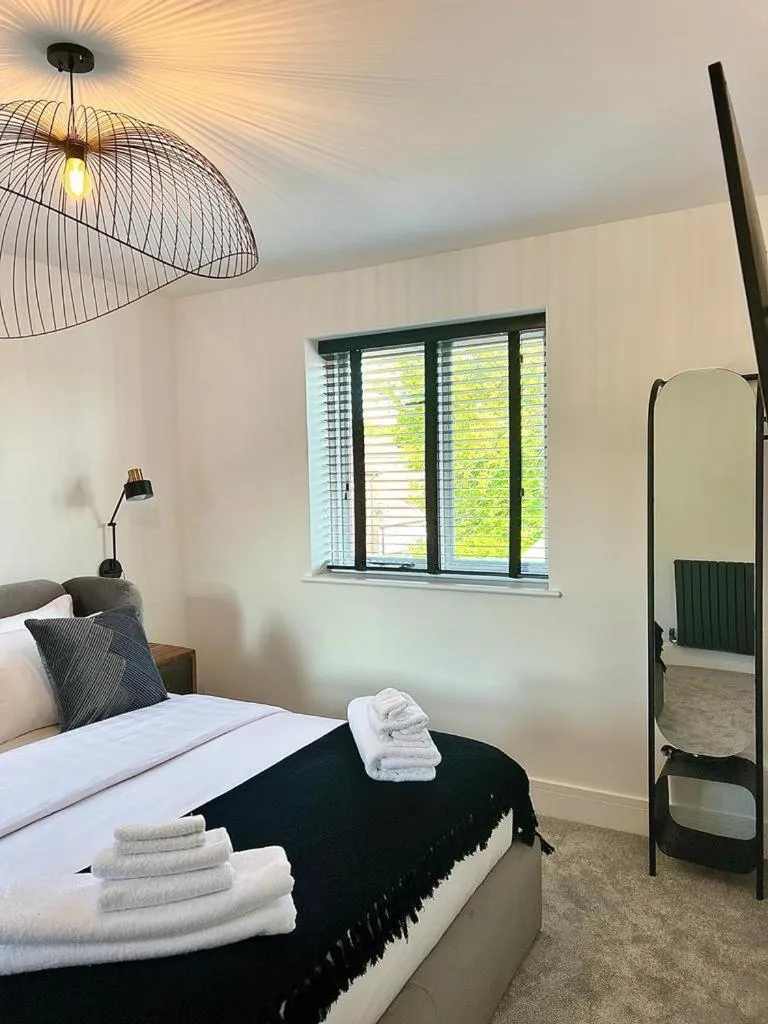 Bedroom, Bed in Charming 3-Bed House with 1 Parking space