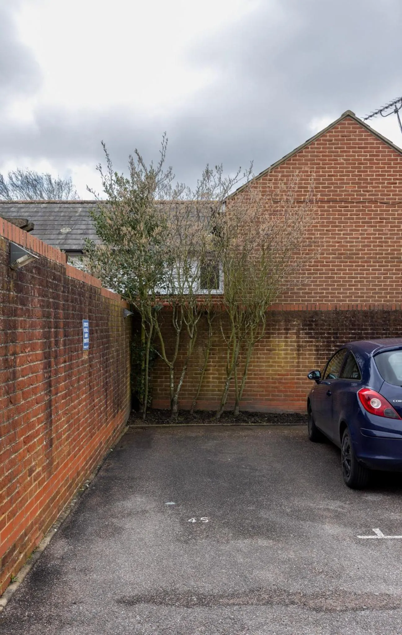 Parking in Charming 3-Bed House with 1 Parking space