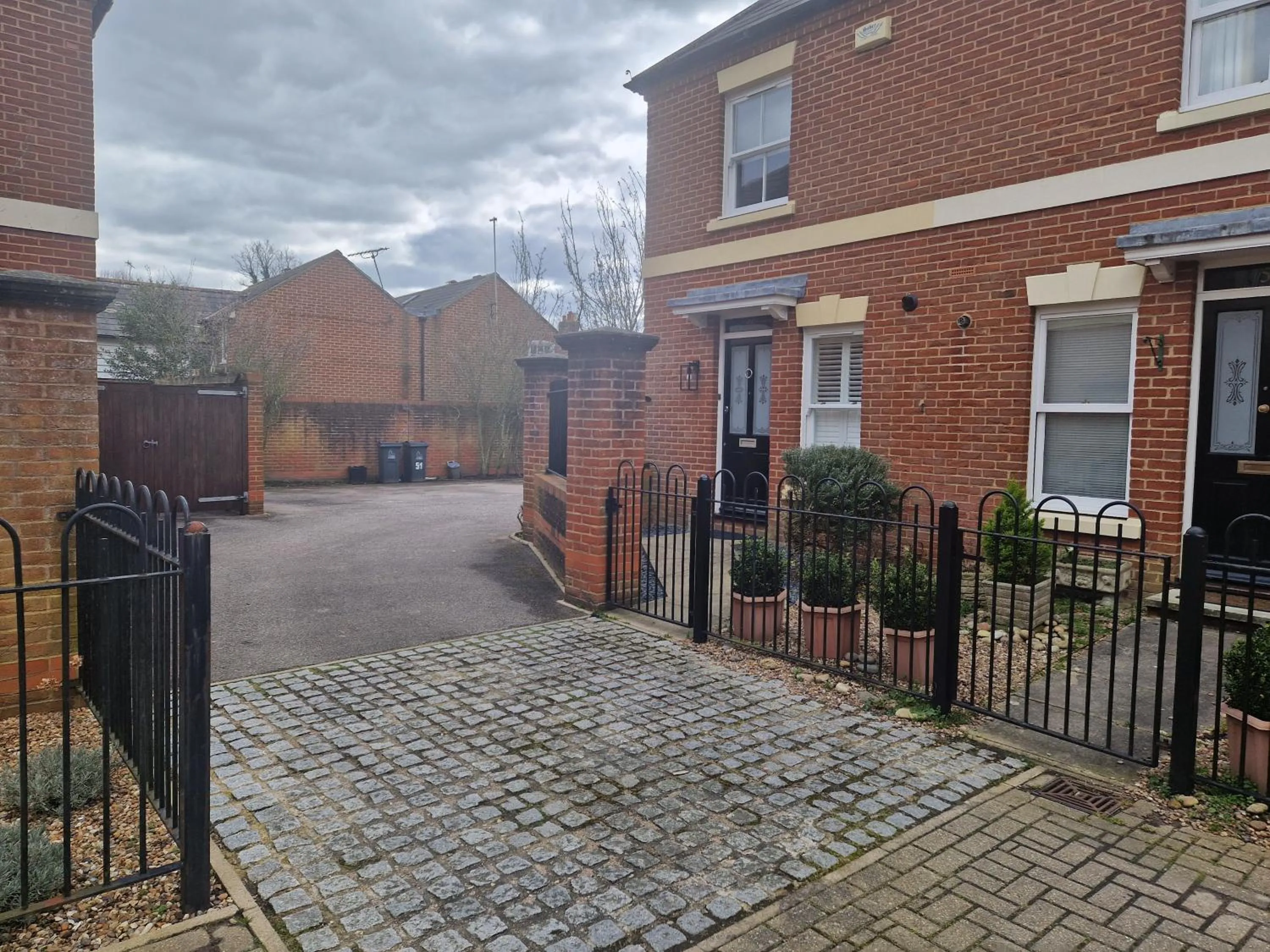 Parking in Charming 3-Bed House with 1 Parking space