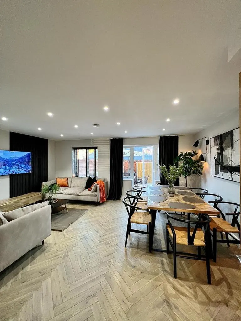 Communal lounge/ TV room in Charming 3-Bed House with 1 Parking space