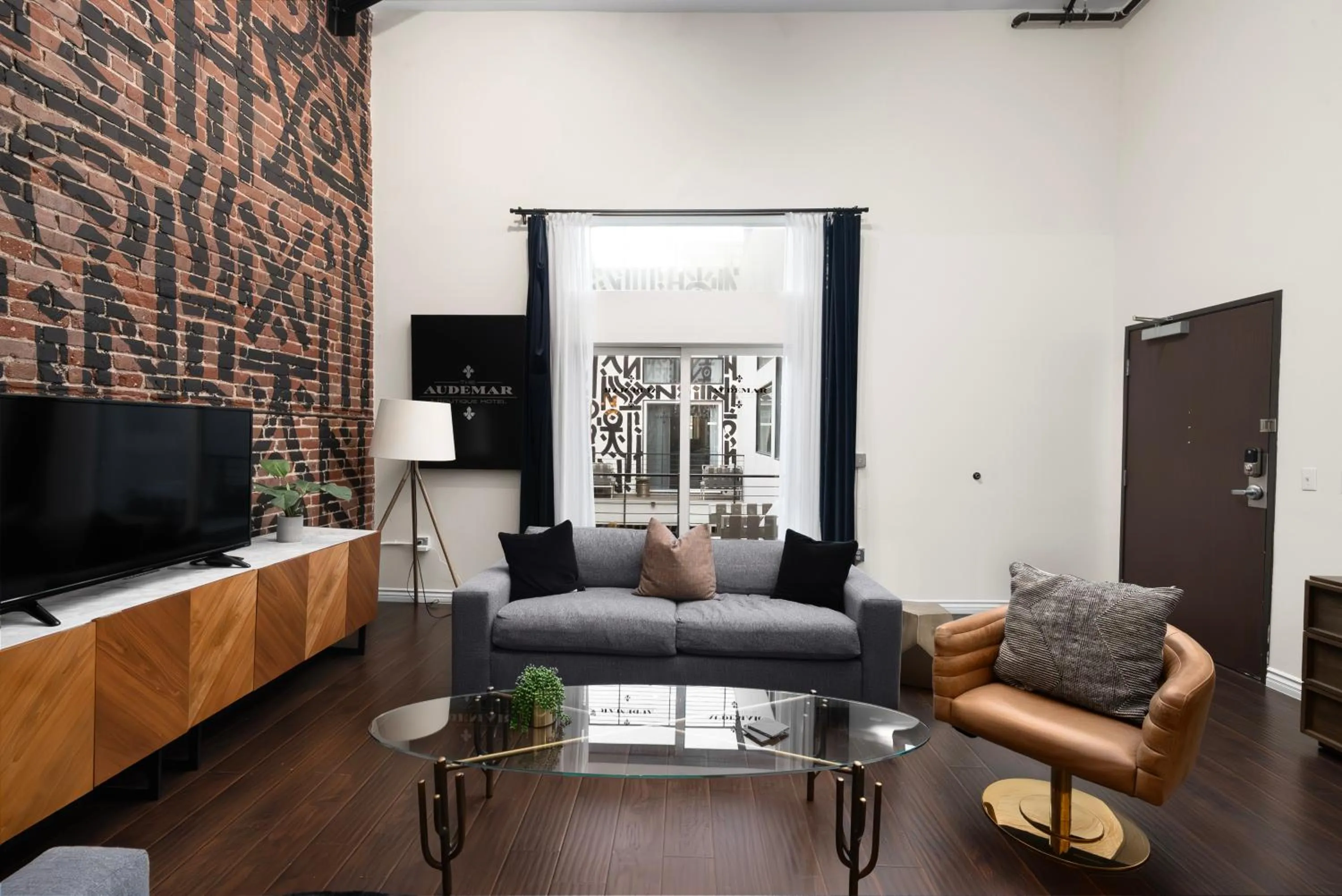 TV and multimedia in Audemar Boutique Hotel and Apartment Homes