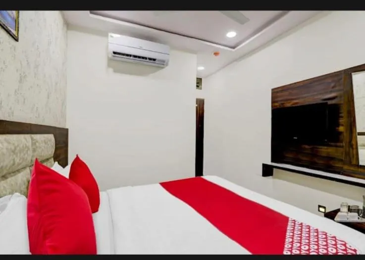 Bed in HOTEL SAROVAR INN