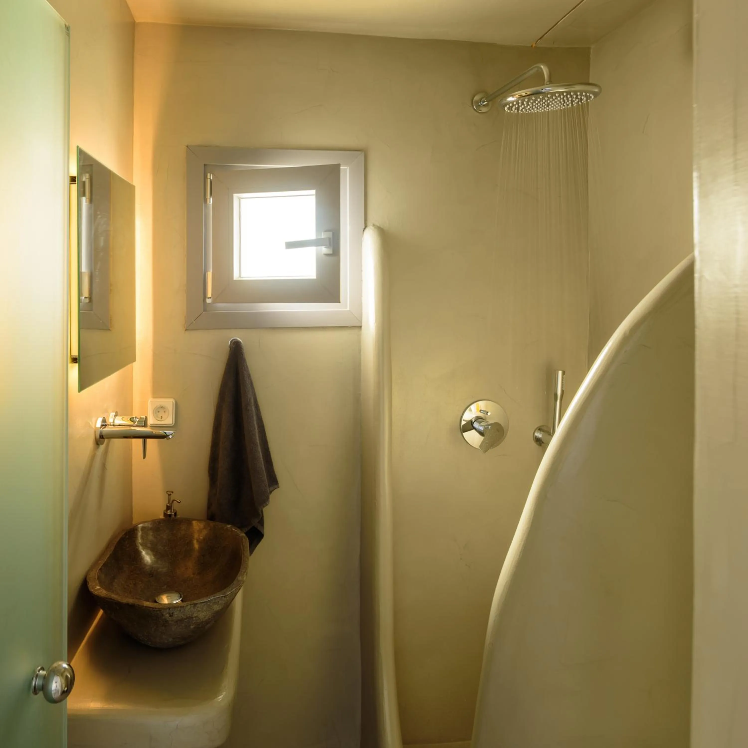 Shower in Tataki Family Hotel