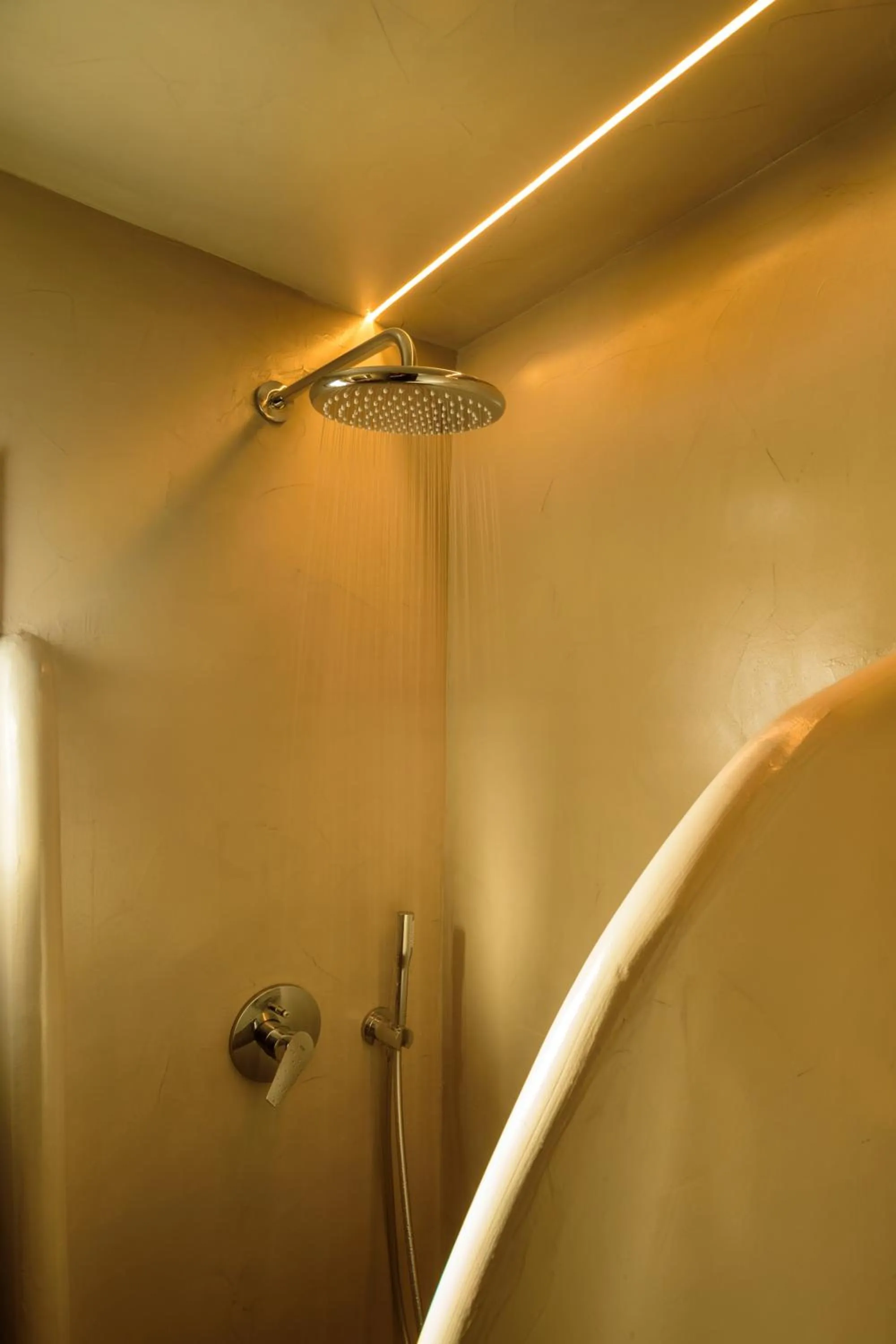 Shower in Tataki Family Hotel