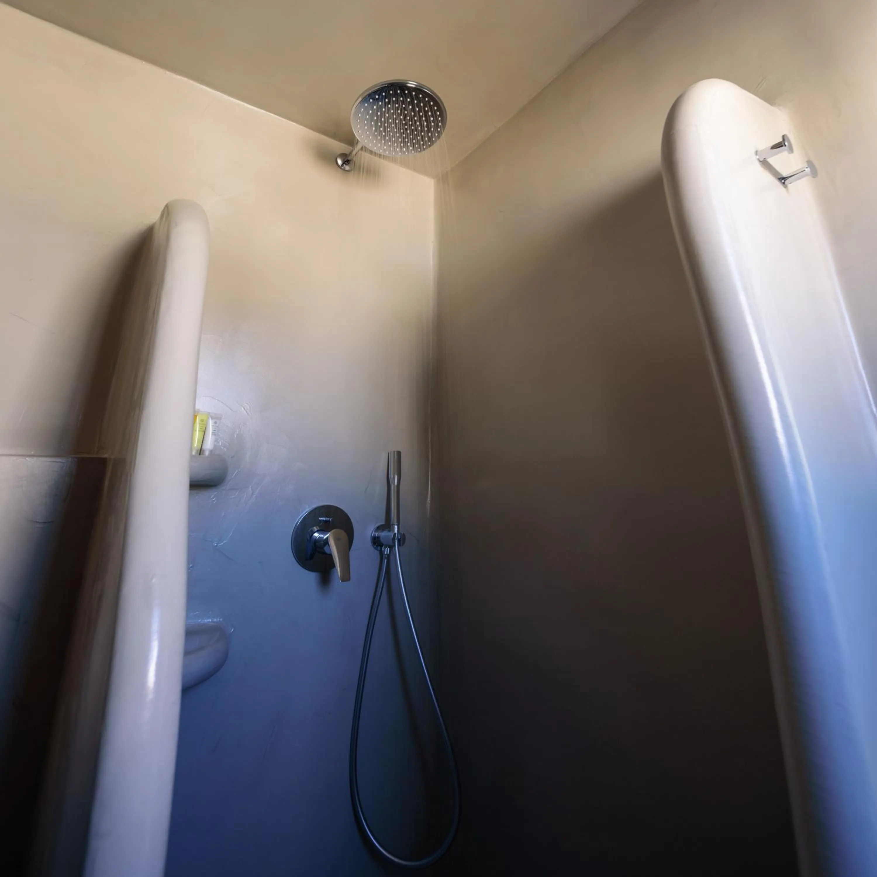 Shower in Tataki Family Hotel