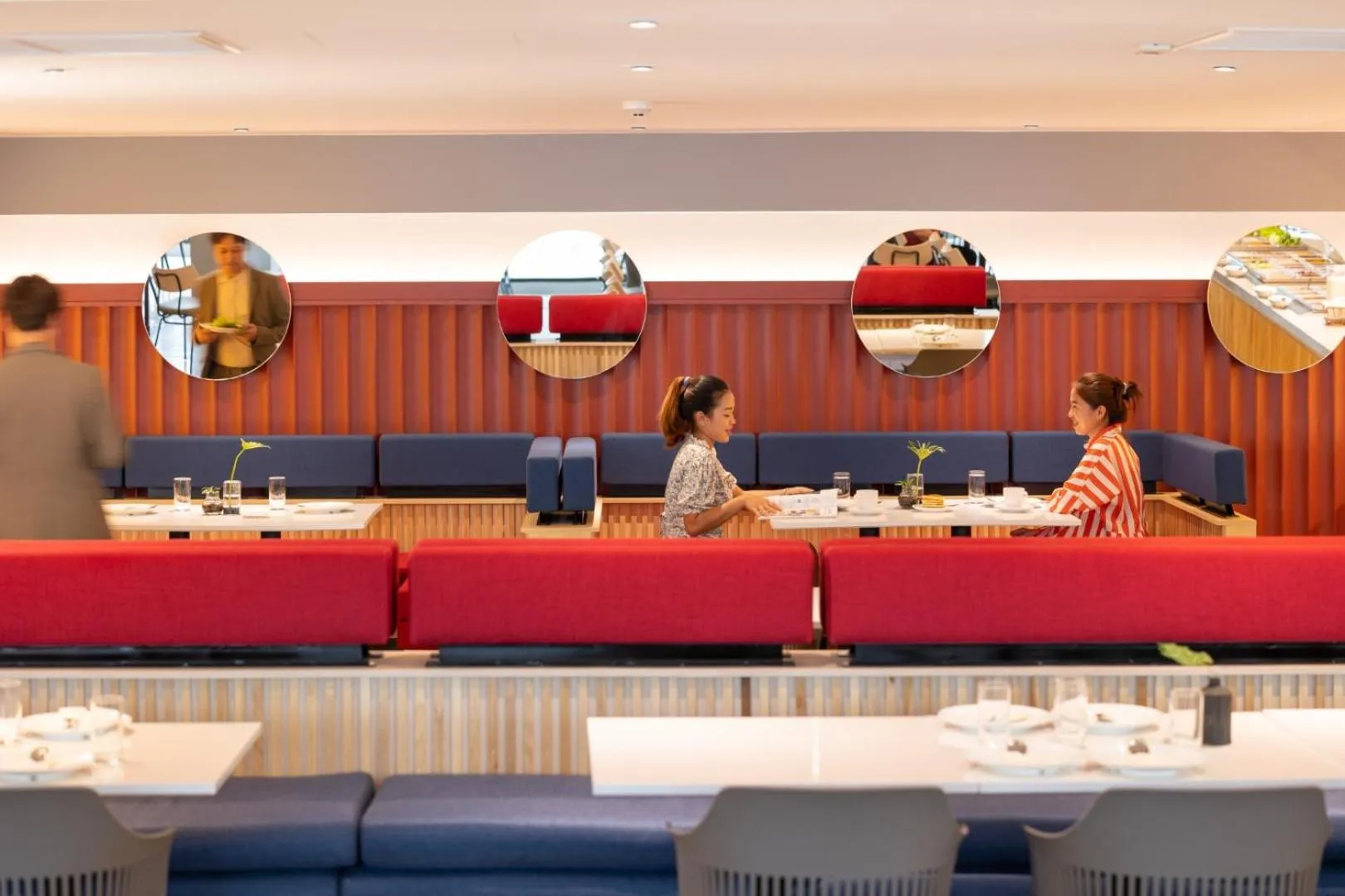 Restaurant/places to eat in Blue Hippo & Red Crocodile Hotel