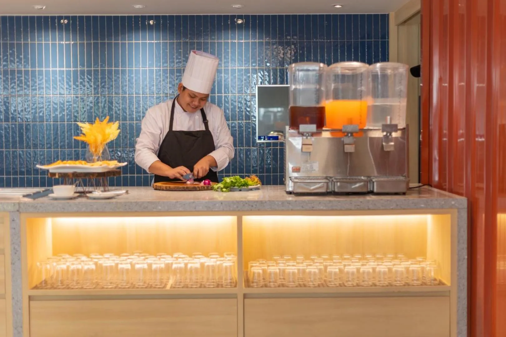 Restaurant/places to eat in Blue Hippo & Red Crocodile Hotel