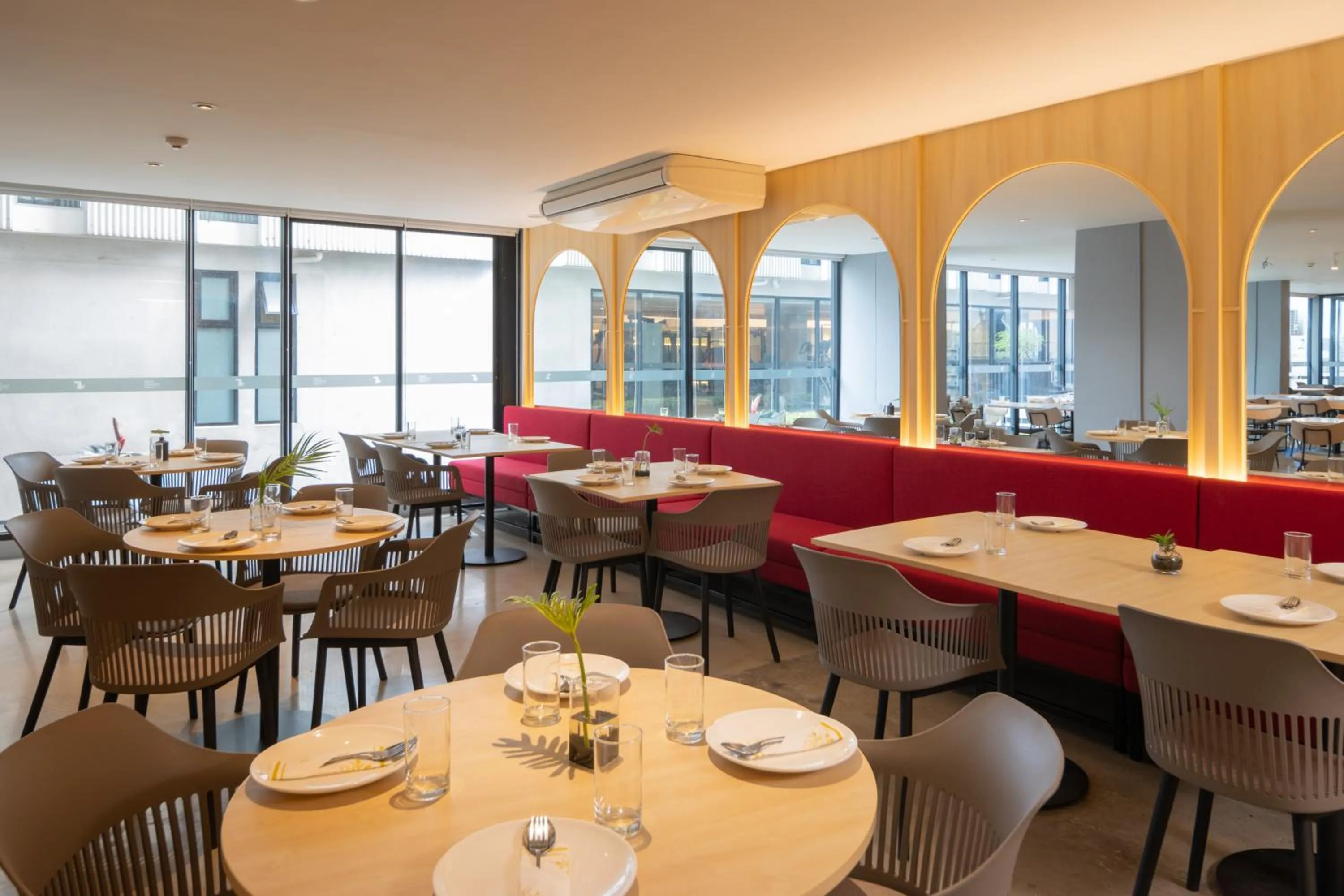 Restaurant/places to eat in Blue Hippo & Red Crocodile Hotel