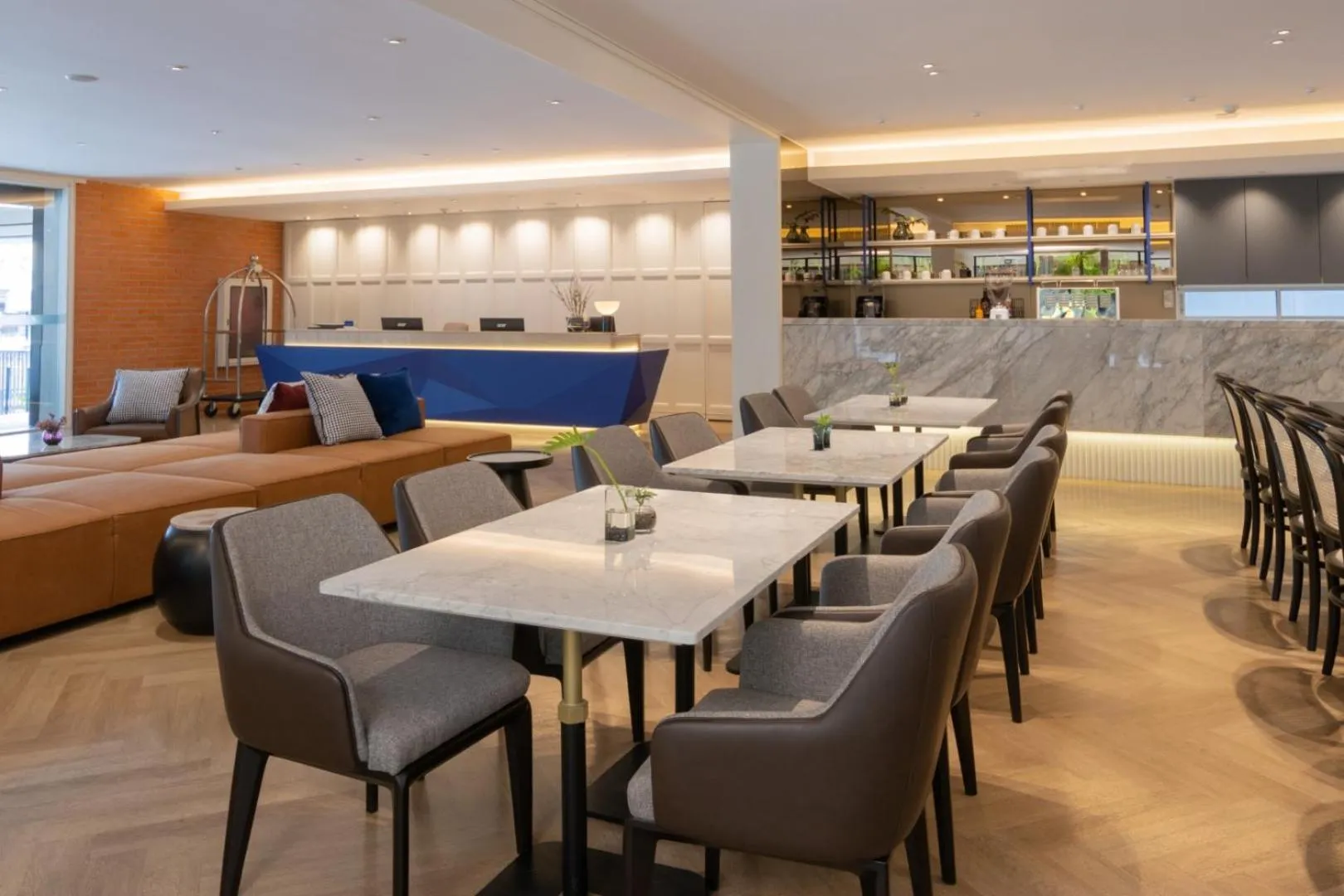 Restaurant/places to eat in Blue Hippo & Red Crocodile Hotel