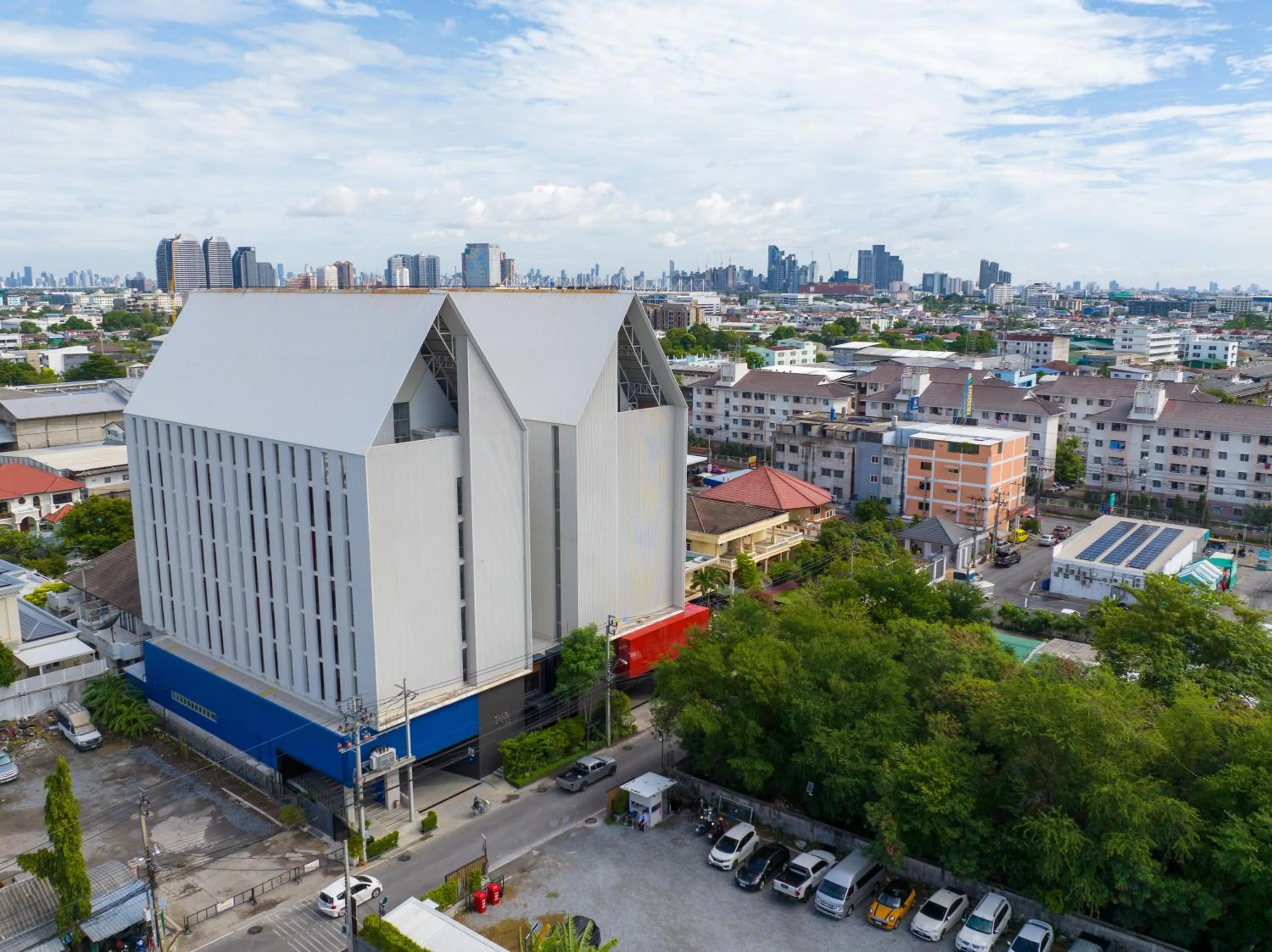 Property building in Blue Hippo & Red Crocodile Hotel