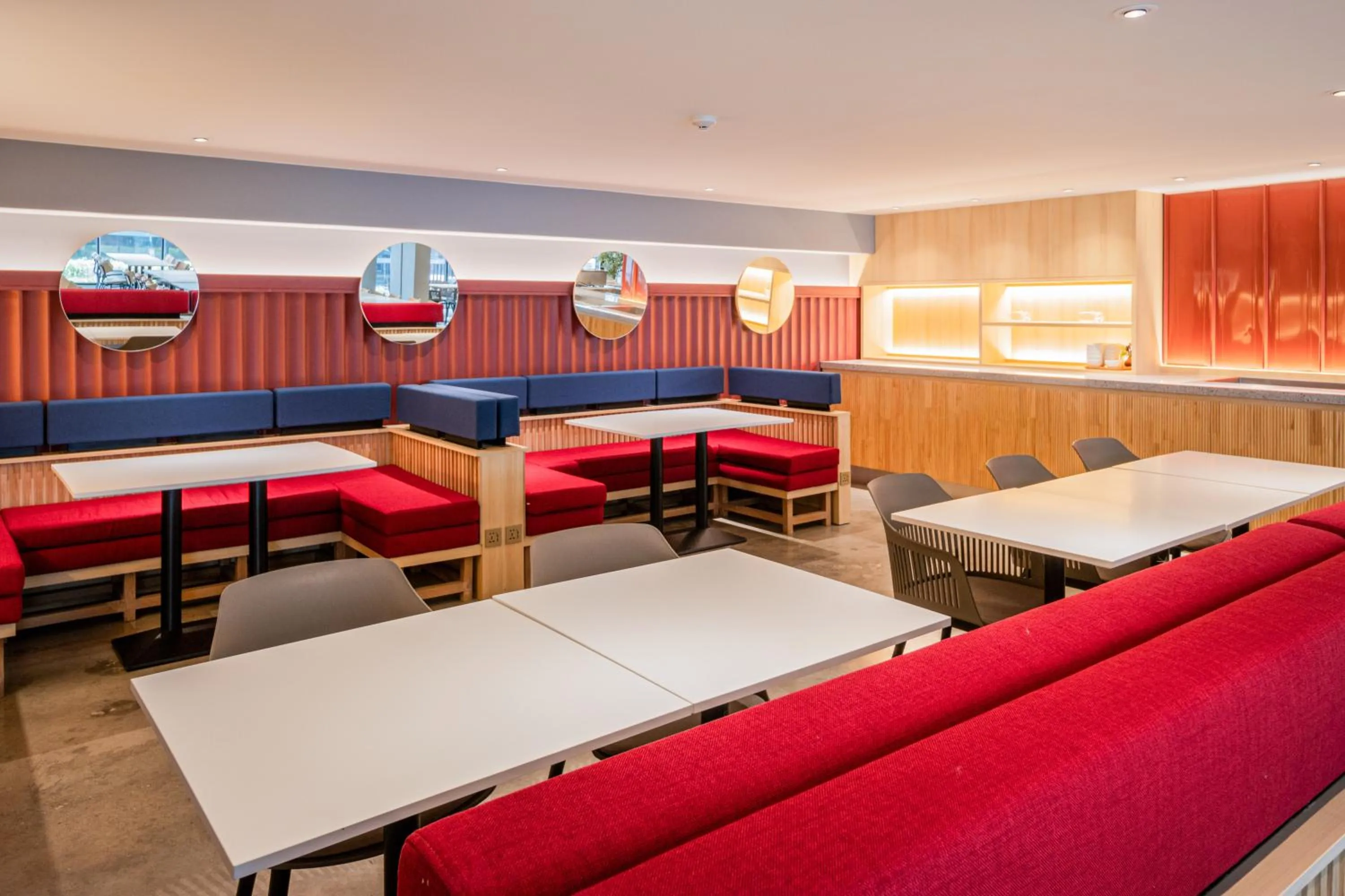 Restaurant/places to eat in Blue Hippo & Red Crocodile Hotel