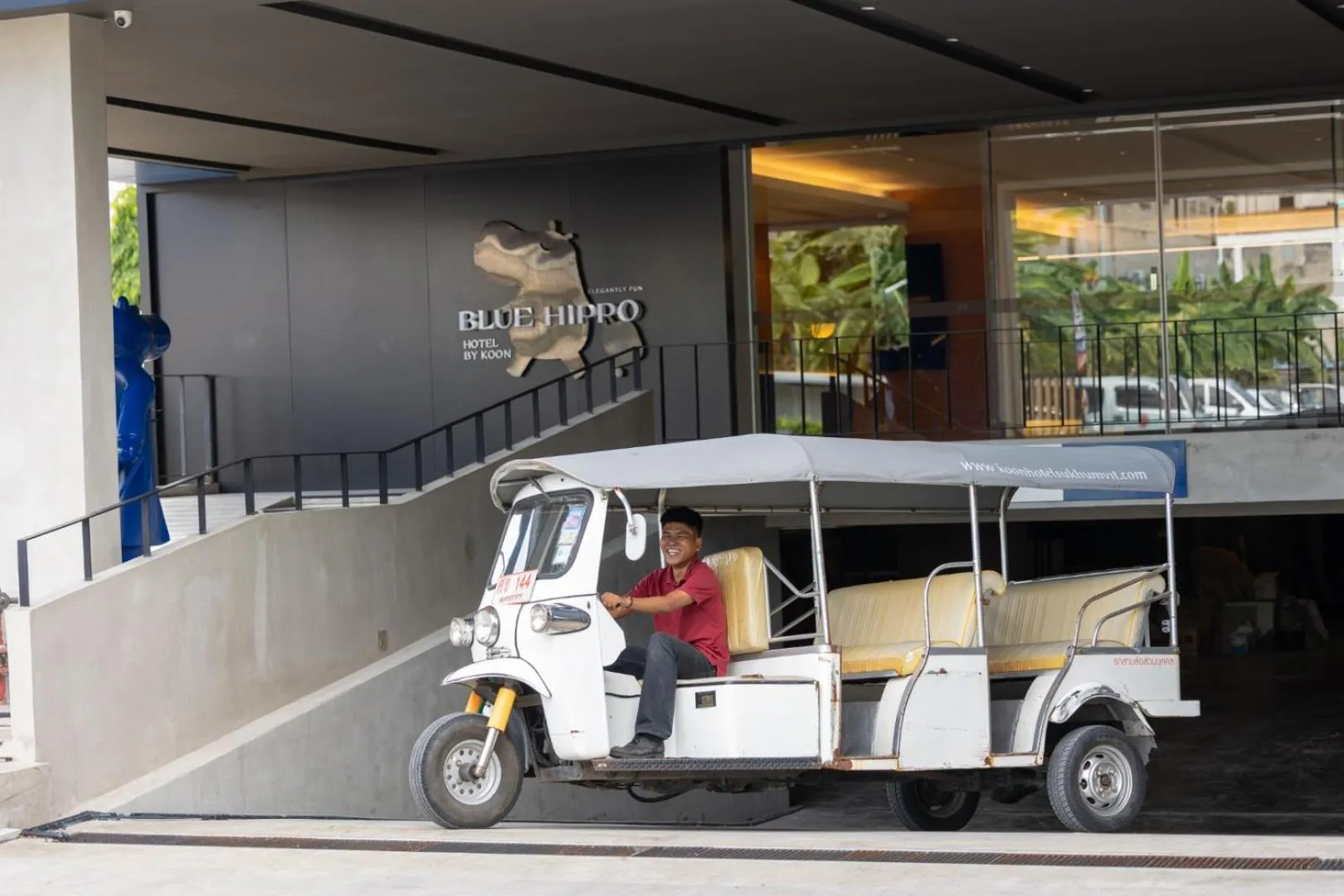 Logo/Certificate/Sign in Blue Hippo & Red Crocodile Hotel