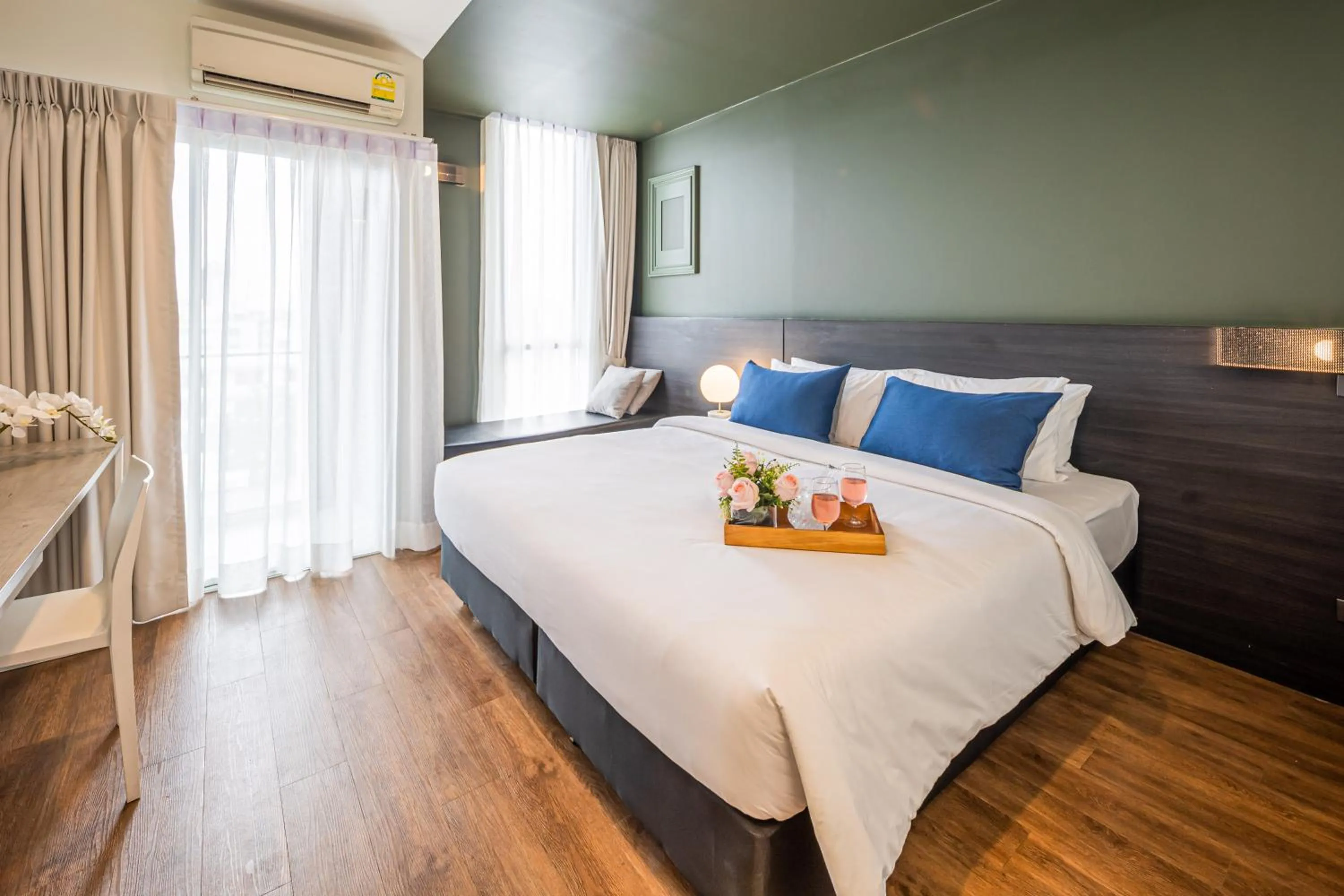 Bedroom, Bed in Blue Hippo & Red Crocodile Hotel