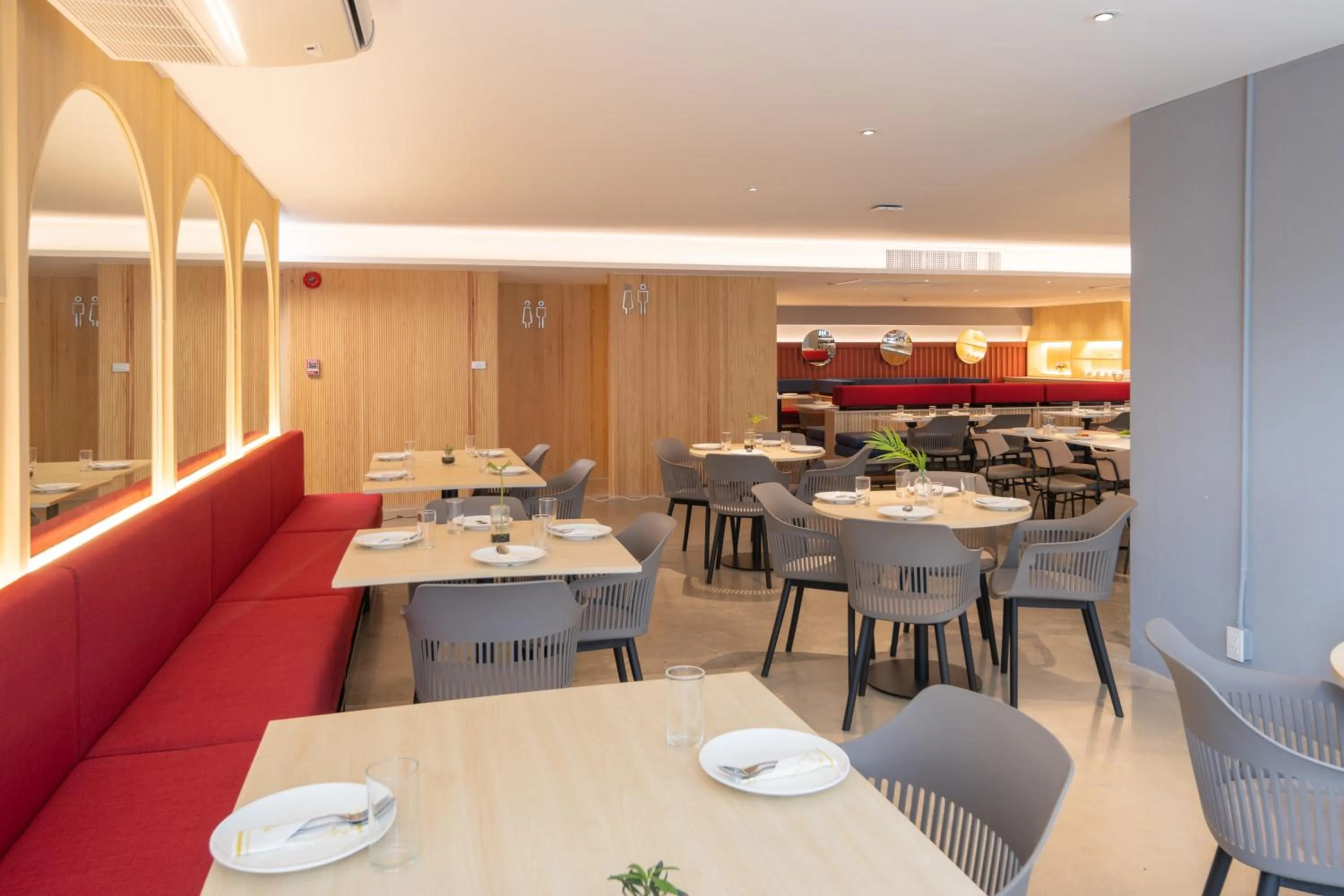 Restaurant/places to eat in Blue Hippo & Red Crocodile Hotel