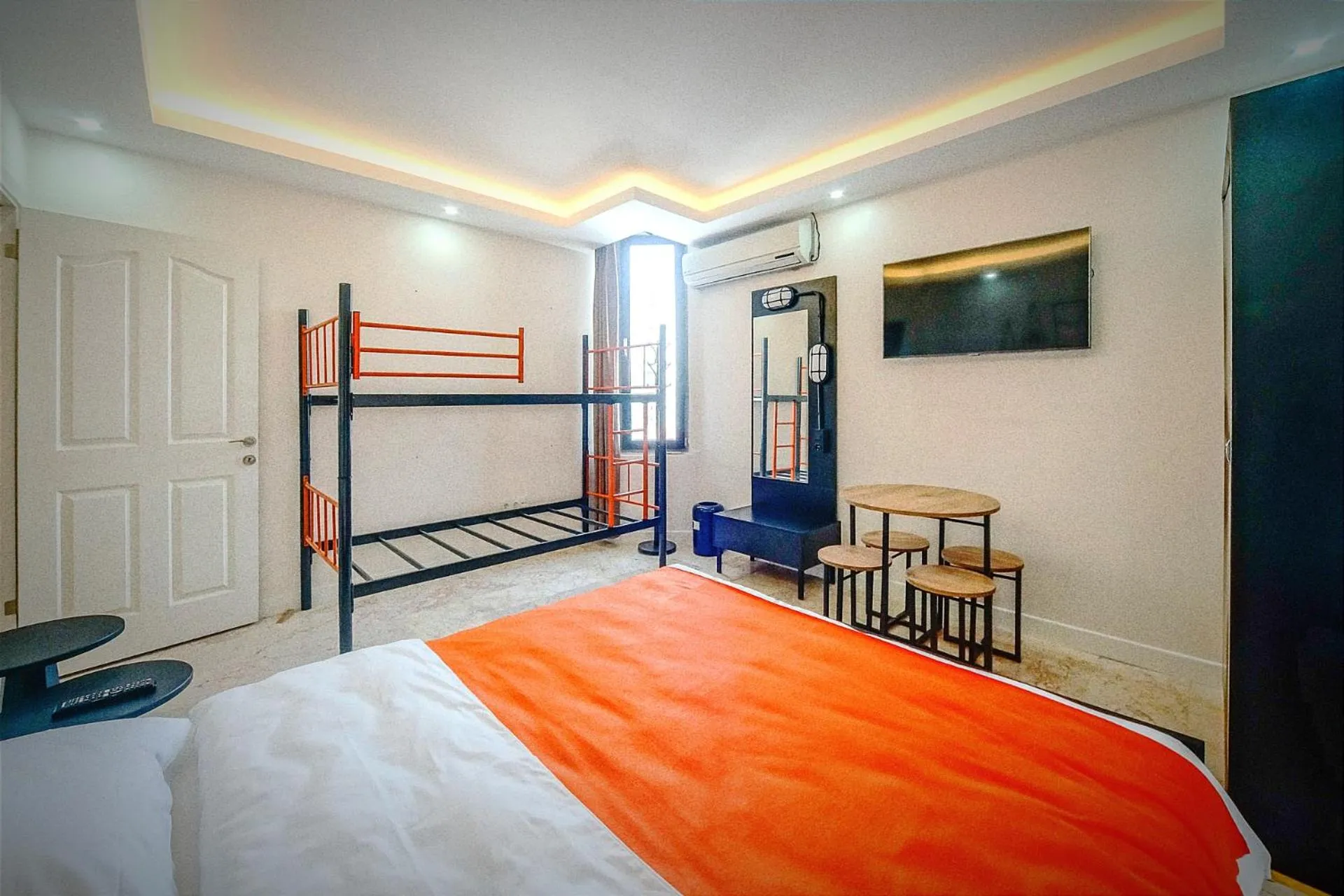 Photo of the whole room, Bed in Manu Startup House