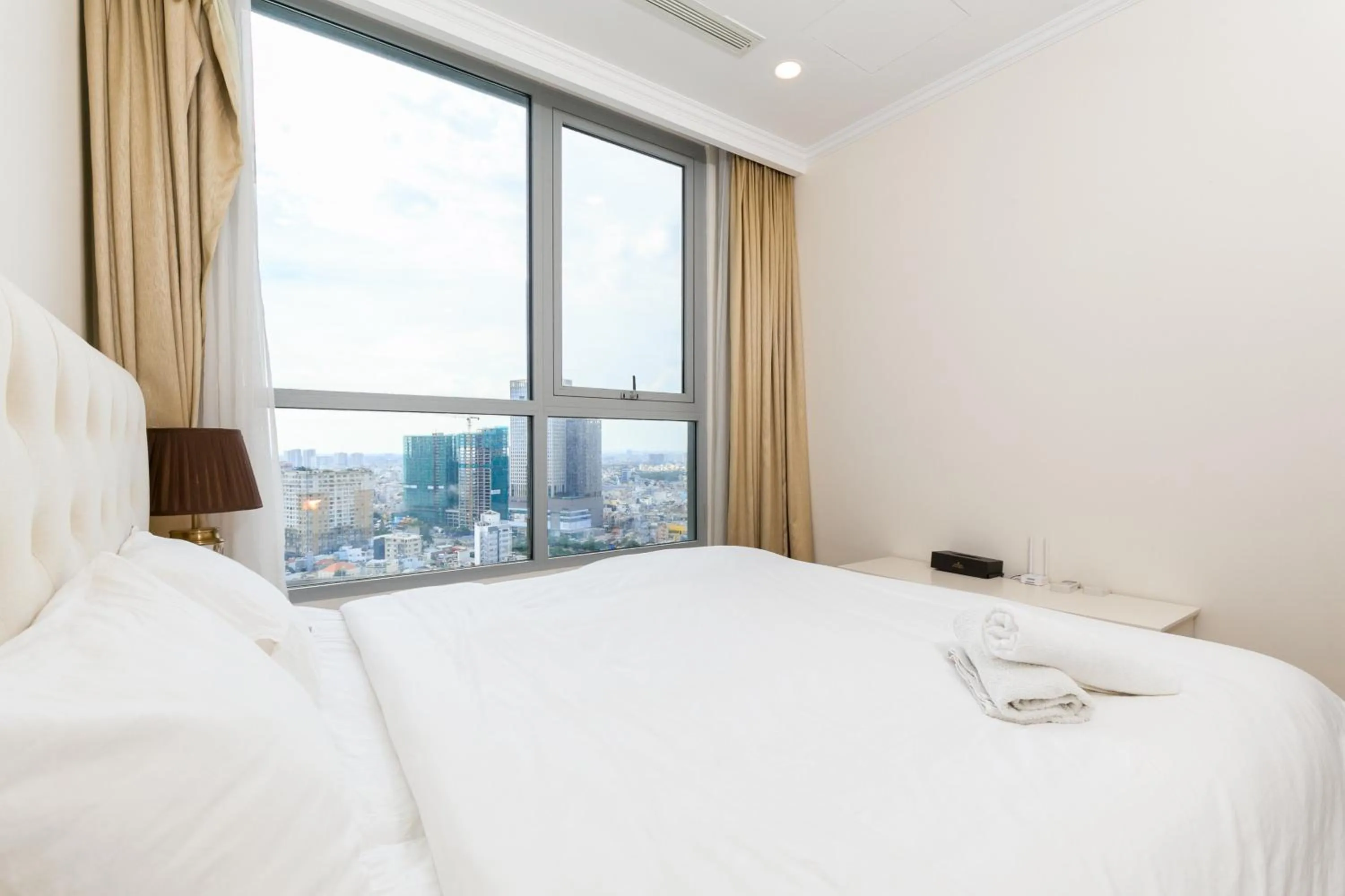 Bed in Elvita Landmark Luxury Residence