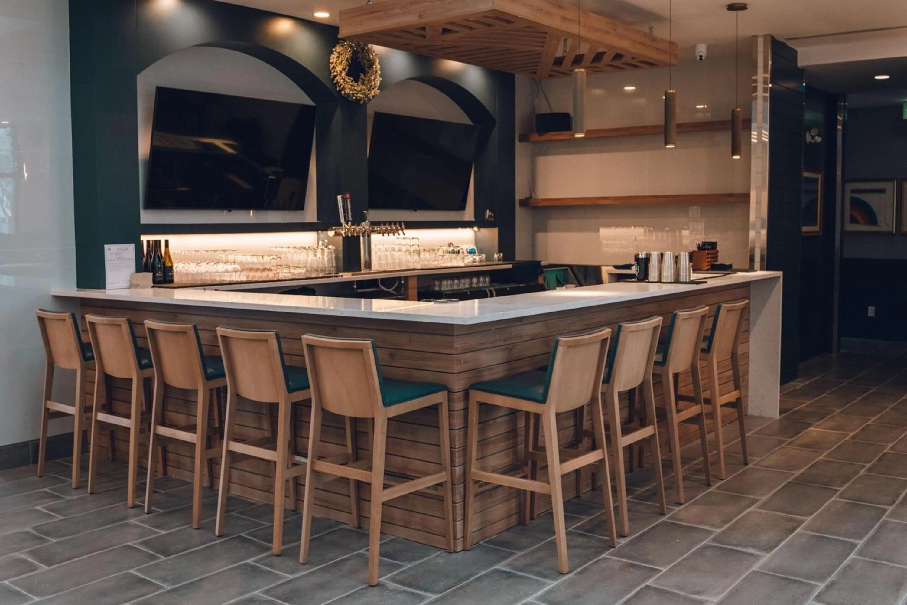 Lounge or bar in Four Points by Sheraton Penticton at the Convention Centre