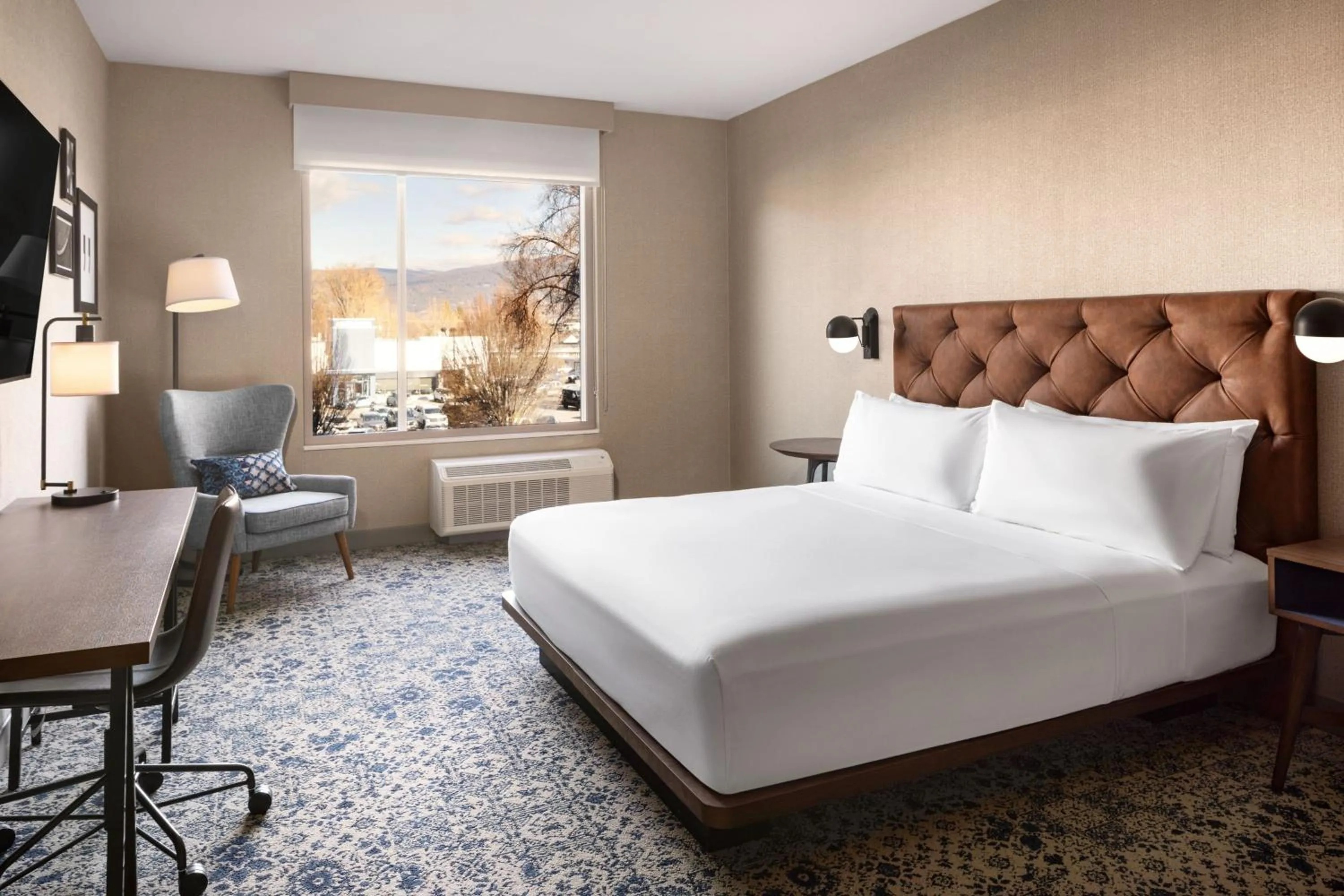 Photo of the whole room, Bed in Four Points by Sheraton Penticton at the Convention Centre