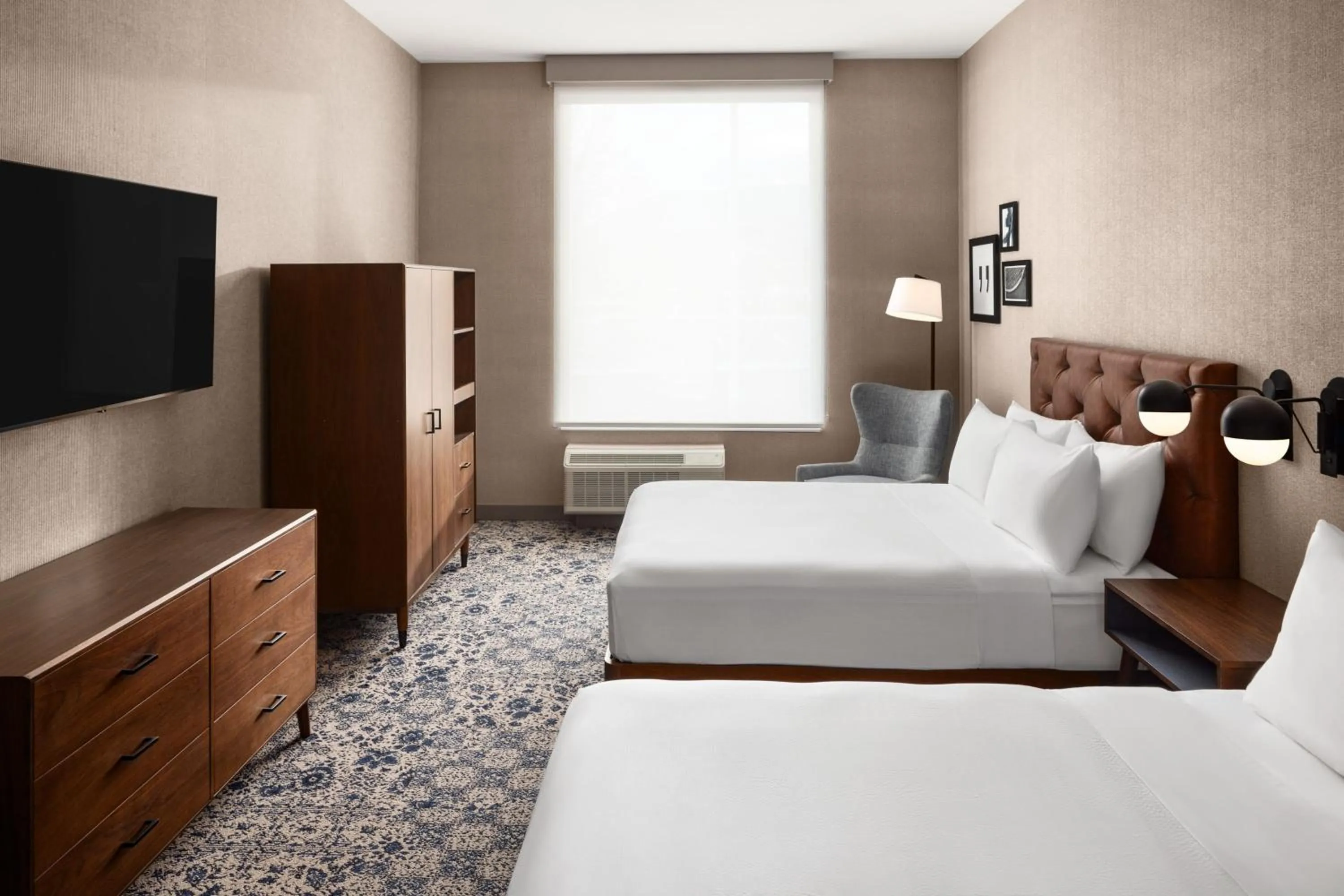 Kitchen or kitchenette, Bed in Four Points by Sheraton Penticton at the Convention Centre